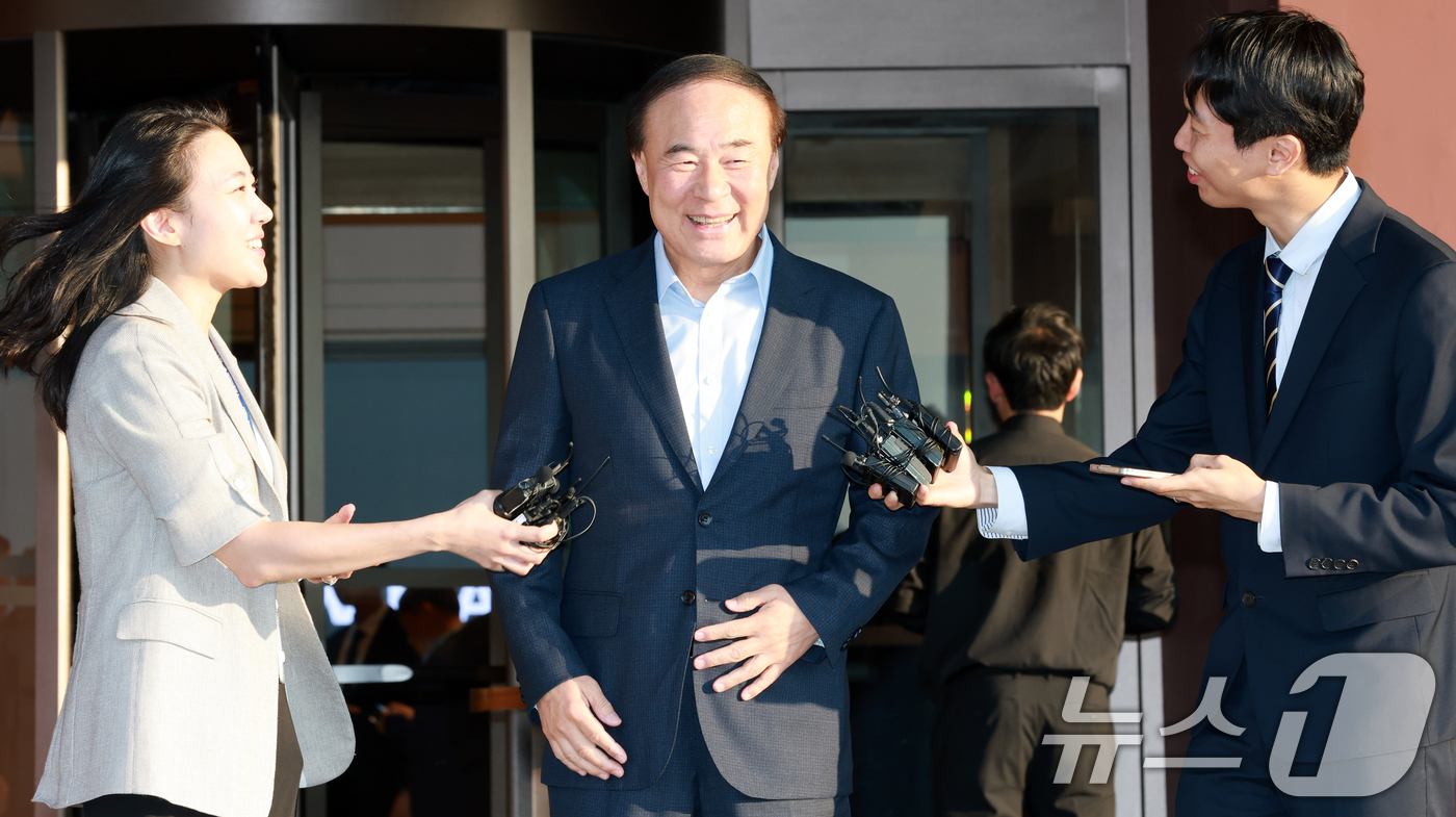 (서울=뉴스1) 김민지 기자 = 전영현 삼성전자 대표이사 겸 디바이스솔루션(DS) 부문장(부회장)이 8일 서울 중구 신라호텔에서 열린 ‘엔비디아 코리아 AI 에코시스템 리셉션’에 …