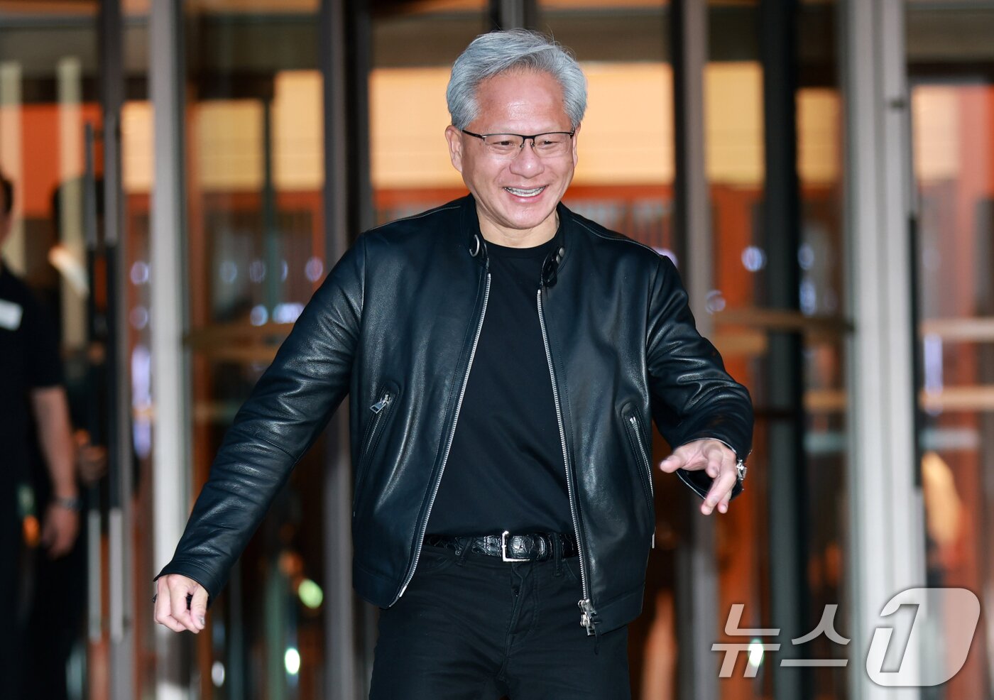 본문 이미지 - 젠슨 황 엔비디아 최고경영자(CEO)가 8일 서울 중구 신라호텔에서 열린 '엔비디아 코리아 AI 에코시스템 리셉션'을 마친 후 취재진의 질의에 답하고 있다. (공동취재) 2026.6.8 ⓒ 뉴스1 김민지 기자