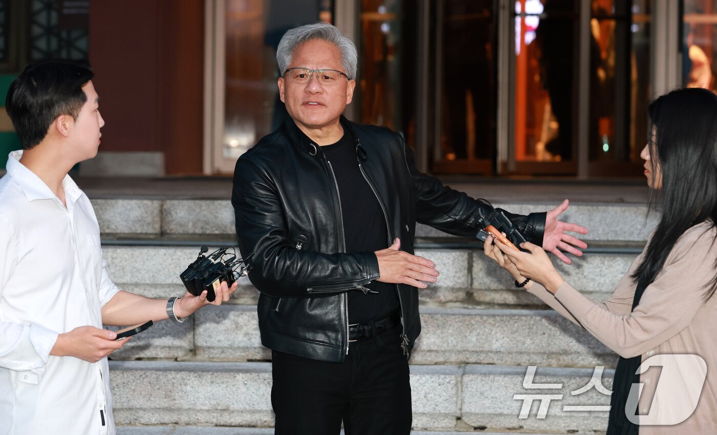 본문 이미지 - 젠슨 황 엔비디아 최고경영자(CEO)가 8일 서울 중구 신라호텔에서 열린 '엔비디아 코리아 AI 에코시스템 리셉션'을 마친 후 취재진의 질의에 답하고 있다. (공동취재) 2026.6.8 ⓒ 뉴스1 김민지 기자