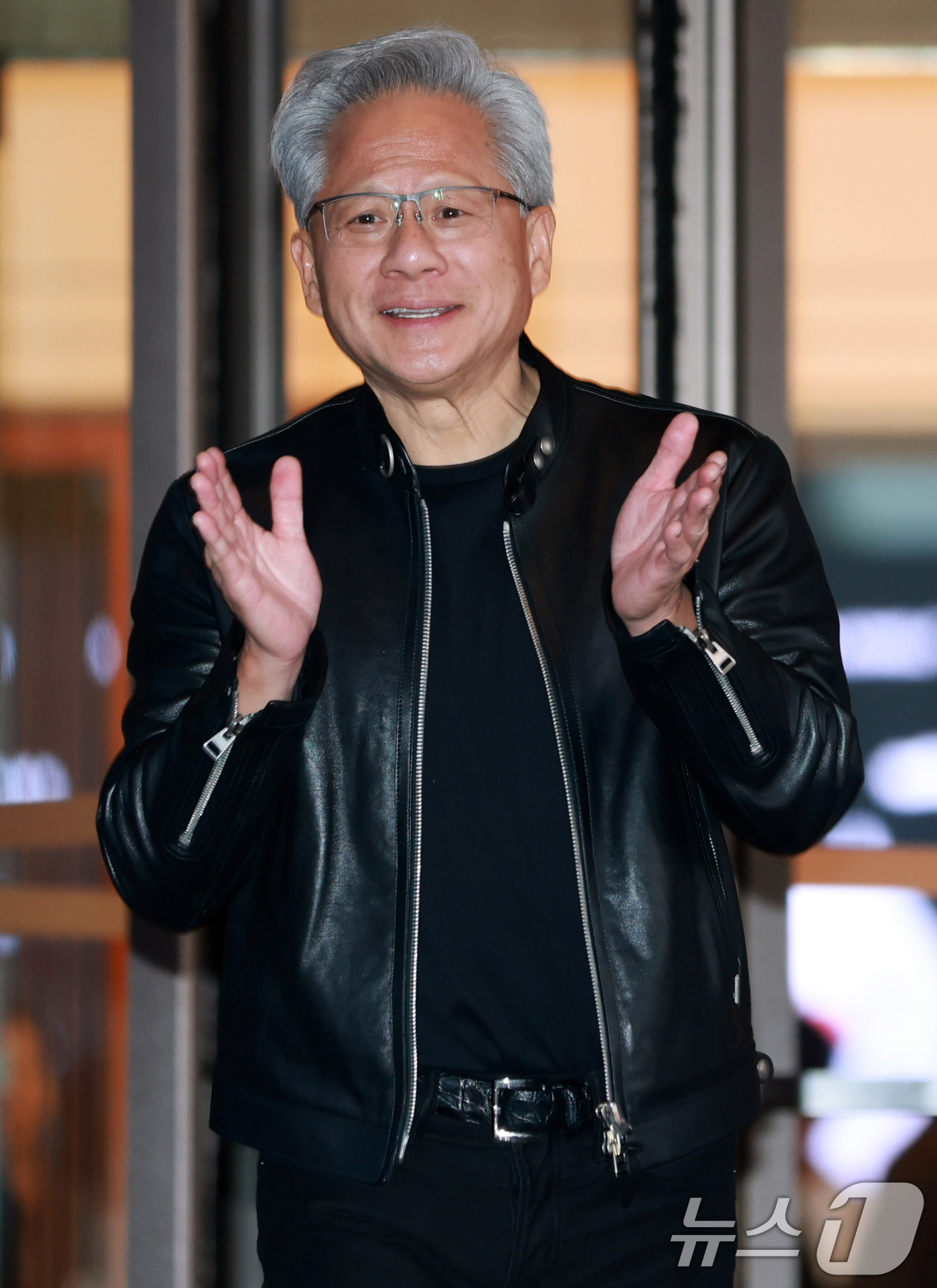 (서울=뉴스1) 김민지 기자 = 젠슨 황 엔비디아 최고경영자(CEO)가 8일 서울 중구 신라호텔에서 열린 '엔비디아 코리아 AI 에코시스템 리셉션'을 마친 후 취재진의 질의에 답하 …
