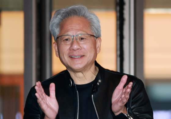 취재진 질의에 답하는 젠슨 황