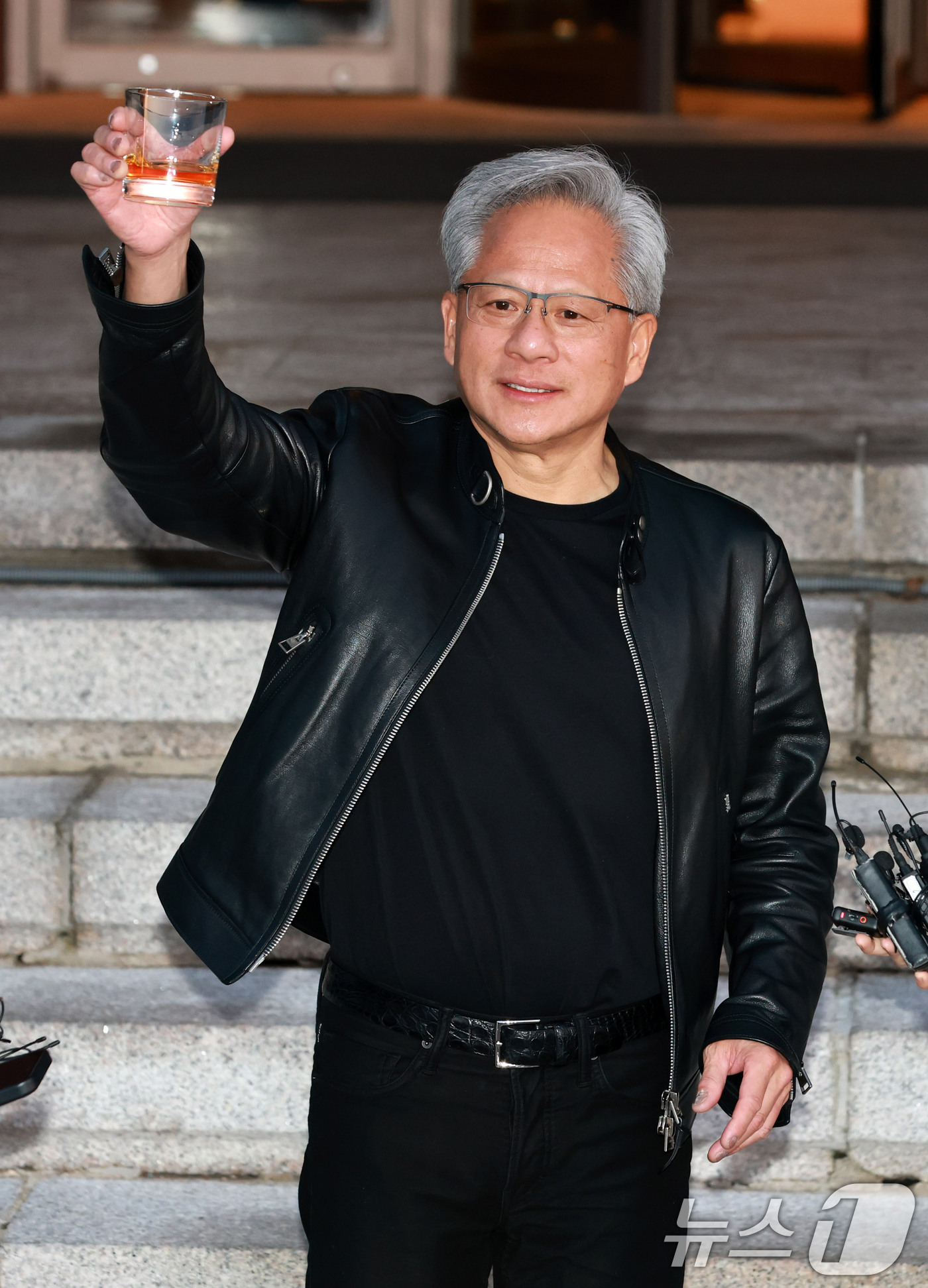 (서울=뉴스1) 김민지 기자 = 젠슨 황 엔비디아 최고경영자(CEO)가 8일 서울 중구 신라호텔에서 열린 '엔비디아 코리아 AI 에코시스템 리셉션'을 마친 후 취재진의 질의에 답하 …