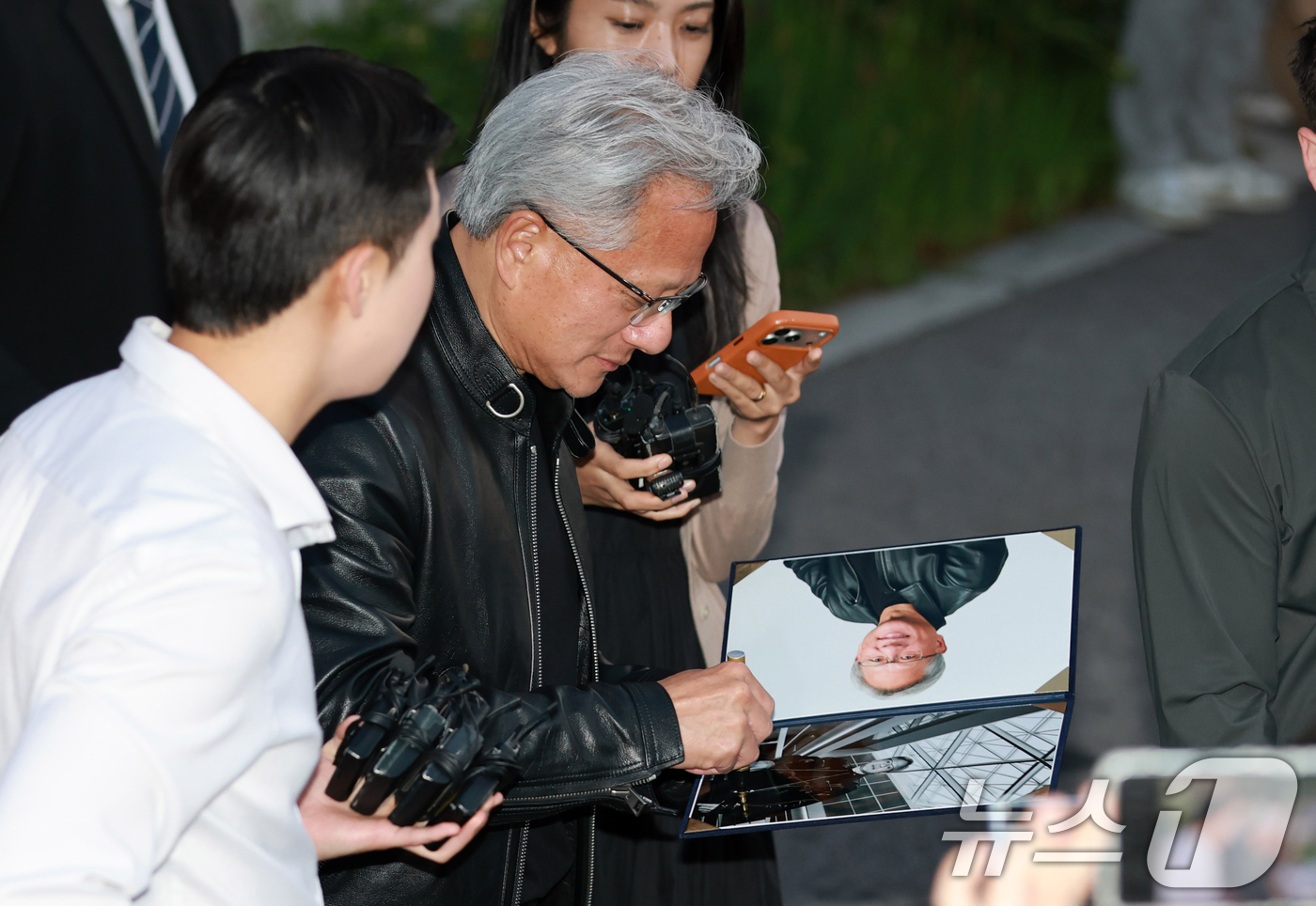 (서울=뉴스1) 김민지 기자 = 젠슨 황 엔비디아 최고경영자(CEO)가 8일 서울 중구 신라호텔에서 열린 '엔비디아 코리아 AI 에코시스템 리셉션'을 마친 후 팬들에게 사인을 해주 …