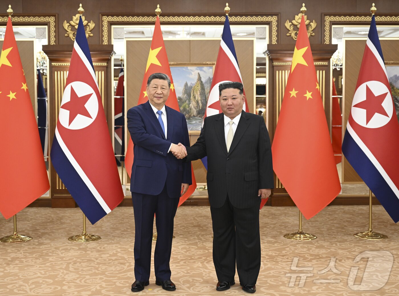 본문 이미지 - 김정은 북한 노동당 총비서와 시진핑 중국 국가주석이 8일 평양 금수산 영빈관에서 열린 정상회담에서 악수를 하고 있다. 2026.6.8 ⓒ 신화=뉴스1