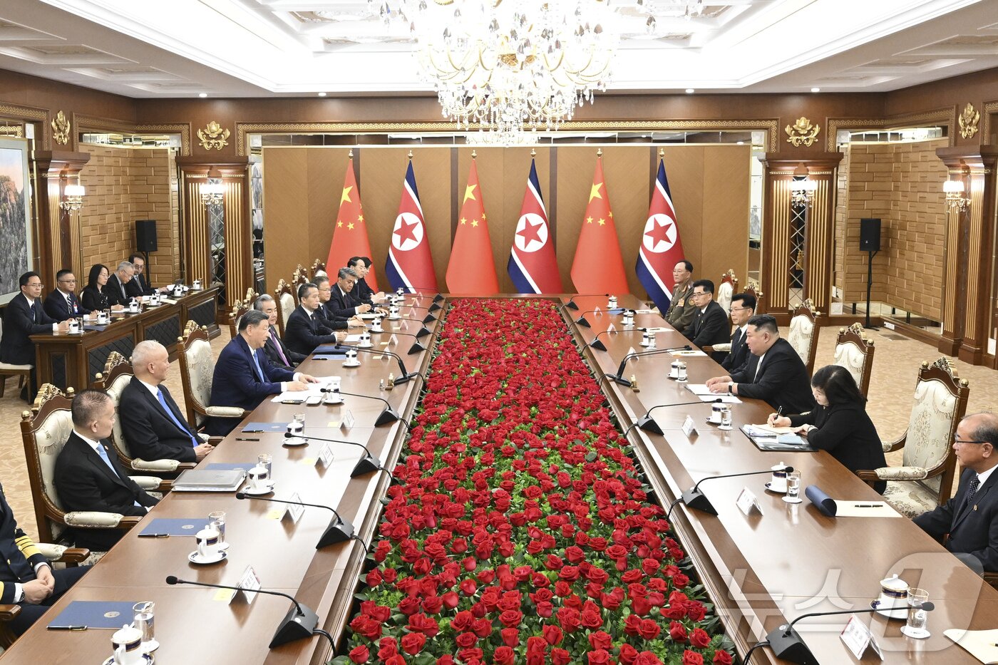 본문 이미지 - 김정은 북한 노동당 총비서와 시진핑 중국 국가주석이 8일 평양 금수산 영빈관에서 정상회담을 하고 있다. 2026.6.8 ⓒ 신화=뉴스1