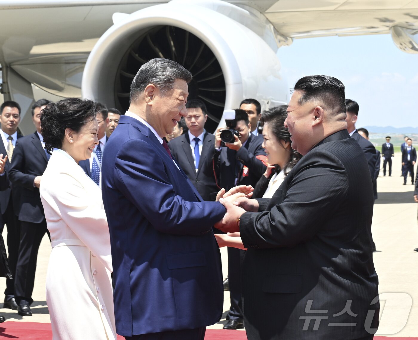본문 이미지 - 시진핑 중국 국가주석과 부인 펑리위안 여사가 8일 오전 북한 평양 순안공항에 도착해 김정은 북한 노동당 총비서와 리설주 여사의 영접을 받고 있다. 2026.6.8 ⓒ 신화=뉴스1