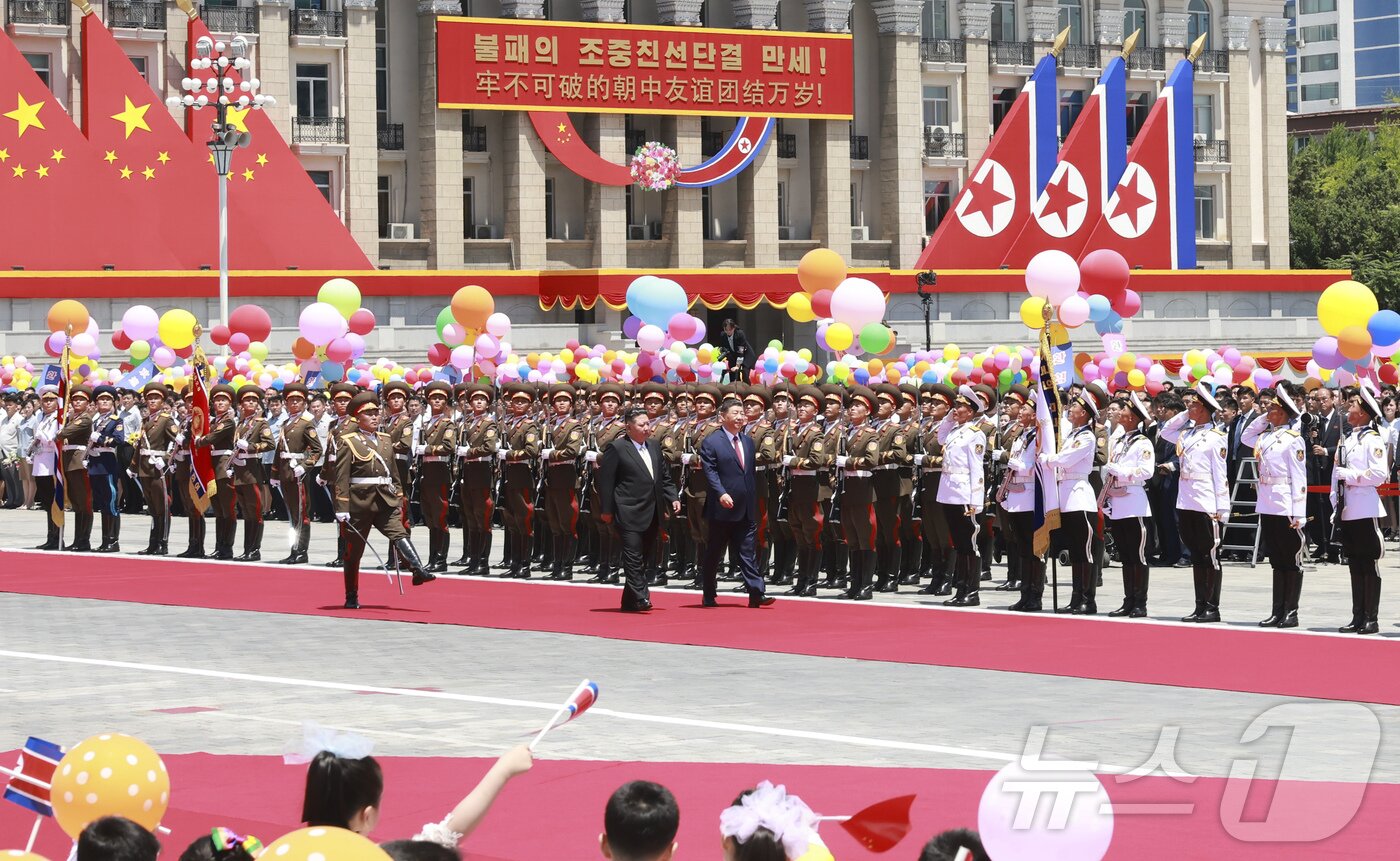 본문 이미지 - 북한을 방문한 시진핑 중국 국가주석이 8일 평양 김일성 광장에서 열린 환영행사에서 김정은 북한 노동당 총비서와 함께 인민군 의장대를 사열하고 있다. 2026.6.8 ⓒ 신화=뉴스1