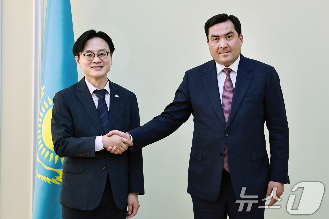 (서울=뉴스1) = 김정관 산업통상부 장관이 8일(현지시간) 카자흐스탄 아스타나에서 열린 ‘제11차 한-카자흐스탄 무역·경제 및 과학·기술 협력 공동위원회’ 참석을 계기로 에를란 …