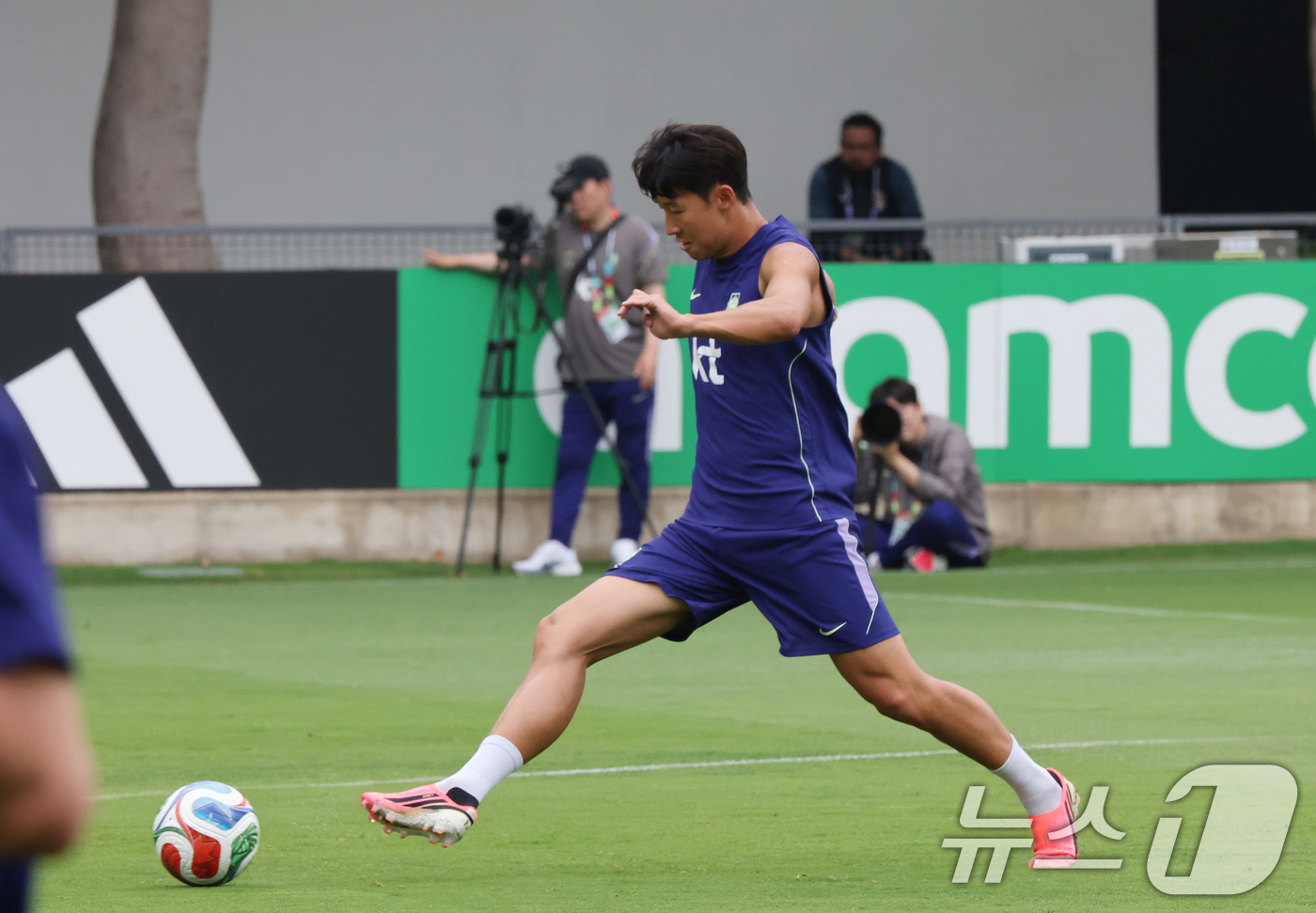(과달라하라(멕시코)=뉴스1) 임세영 기자 = 2026 북중미 월드컵에 출전하는 대한민국 축구 국가대표팀 손흥민이 8일(현지시간) 멕시코 과달라하라 인근 사포판에 위치한 치바스 바 …