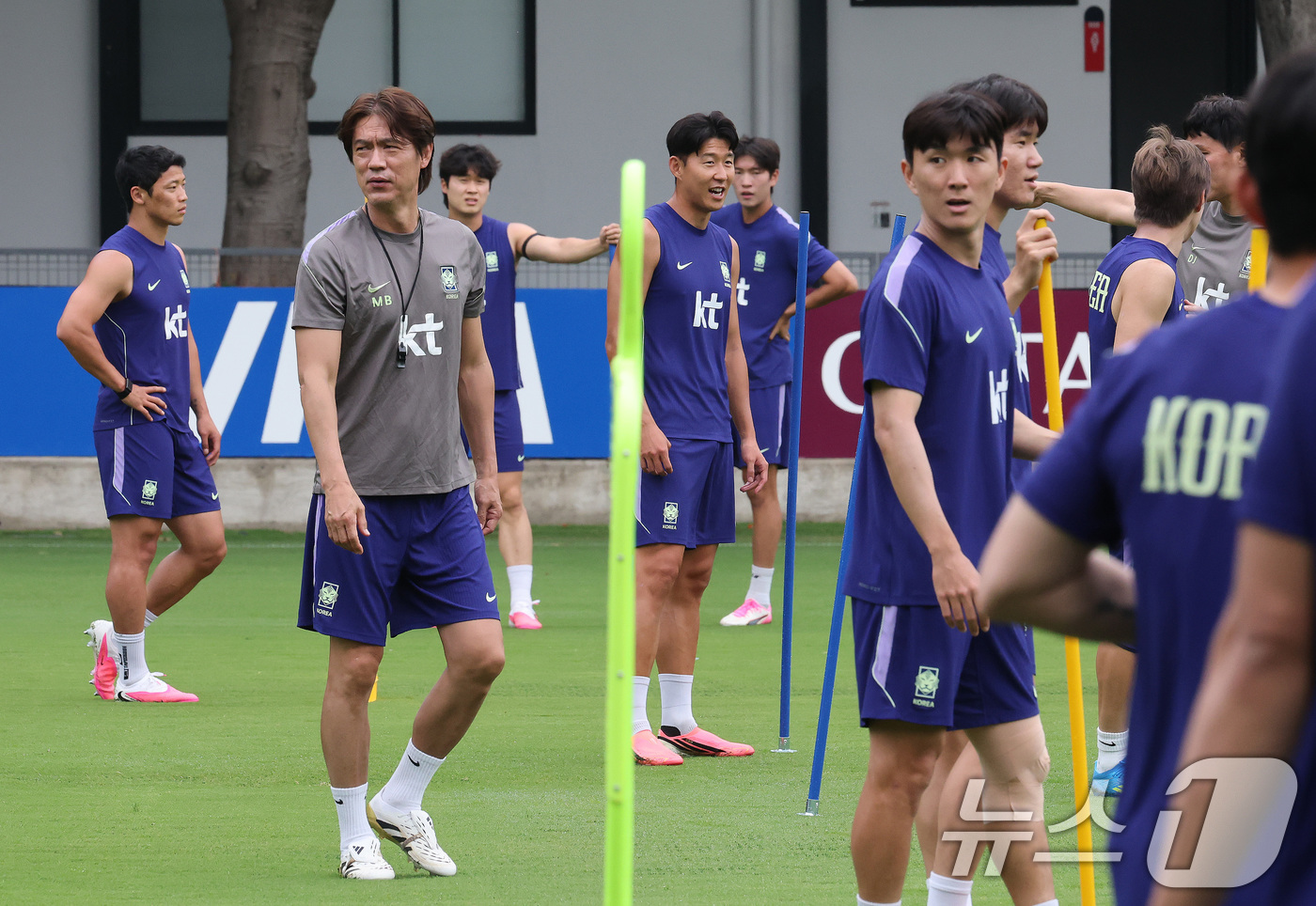 (과달라하라(멕시코)=뉴스1) 임세영 기자 = 2026 북중미 월드컵에 출전하는 대한민국 축구대표팀 홍명보 감독이 8일(현지시간) 멕시코 과달라하라 인근 사포판에 위치한 치바스 바 …