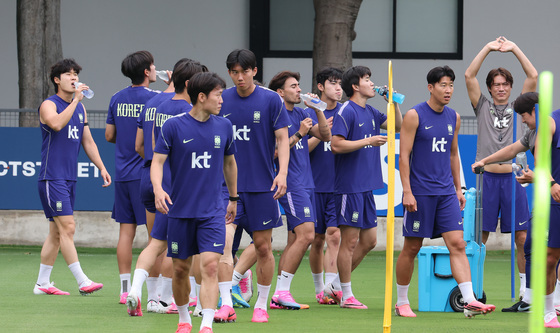 수분 보충하는 대한민국 축구대표팀 선수들