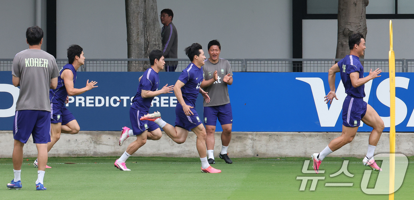 (과달라하라(멕시코)=뉴스1) 임세영 기자 = 2026 북중미 월드컵에 출전하는 대한민국 축구 국가대표팀 오현규(오른쪽부터), 이태석, 이동경, 김태현이 8일(현지시간) 멕시코 과 …
