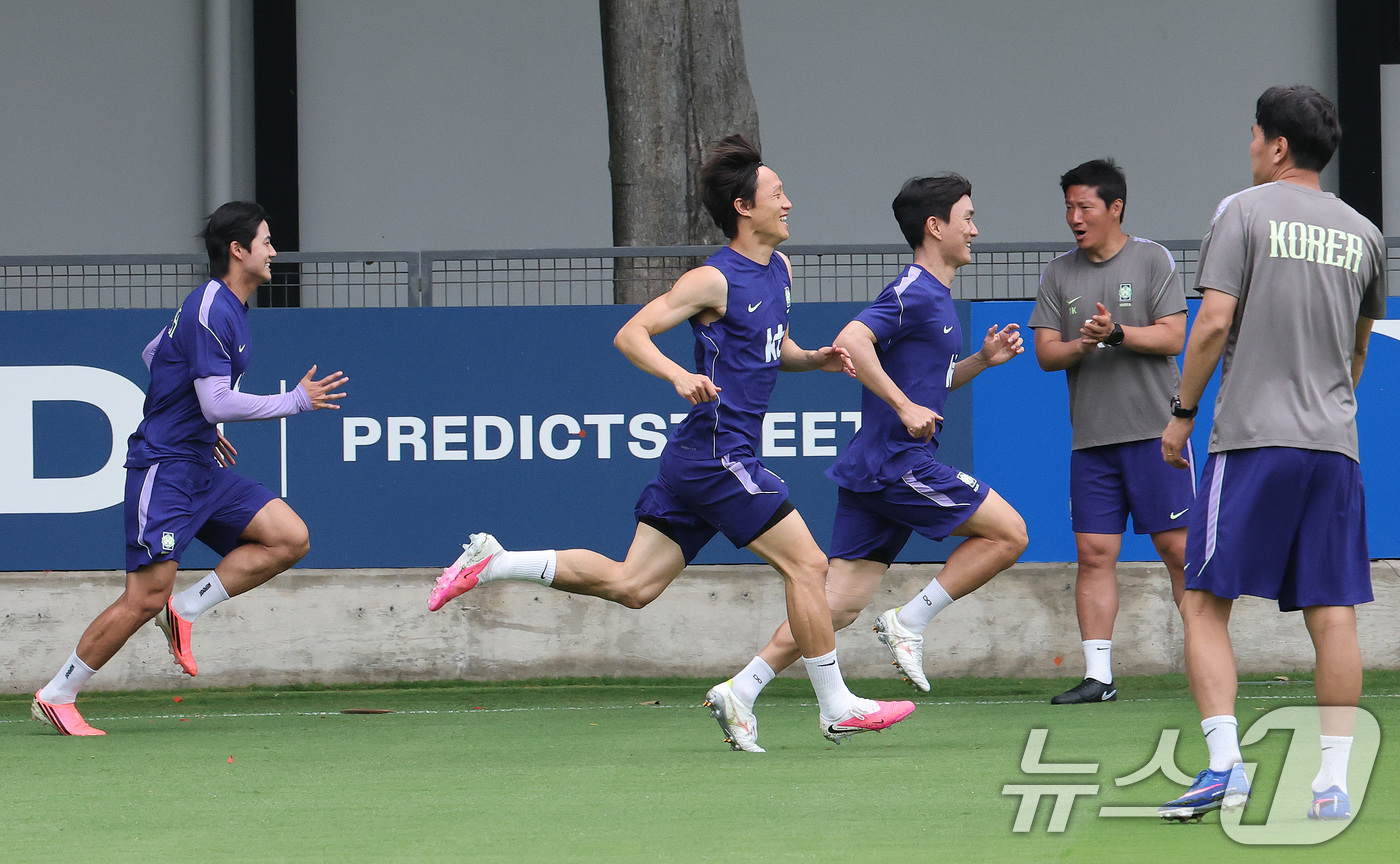 (과달라하라(멕시코)=뉴스1) 임세영 기자 = 2026 북중미 월드컵에 출전하는 대한민국 축구 국가대표팀 황인범(오른쪽부터), 이재성, 설영우가 8일(현지시간) 멕시코 과달라하라 …