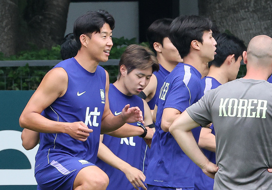 가볍게 몸 푸는 손흥민·이강인