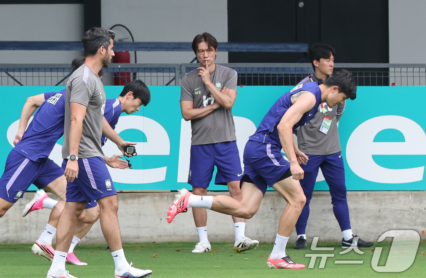 본문 이미지 - 홍명보 축구대표팀 감독(가운데) 2026.6.9 ⓒ 뉴스1 임세영 기자