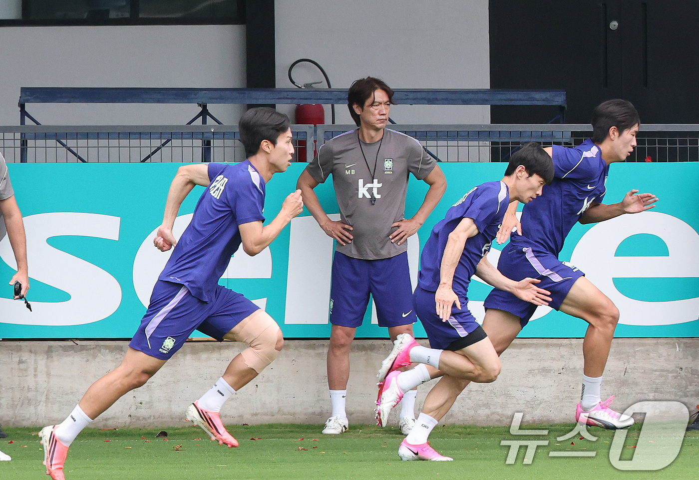 (과달라하라(멕시코)=뉴스1) 임세영 기자 = 2026 북중미 월드컵에 출전하는 대한민국 축구 국가대표팀 홍명보 감독이 8일(현지시간) 멕시코 과달라하라 인근 사포판에 위치한 치바 …