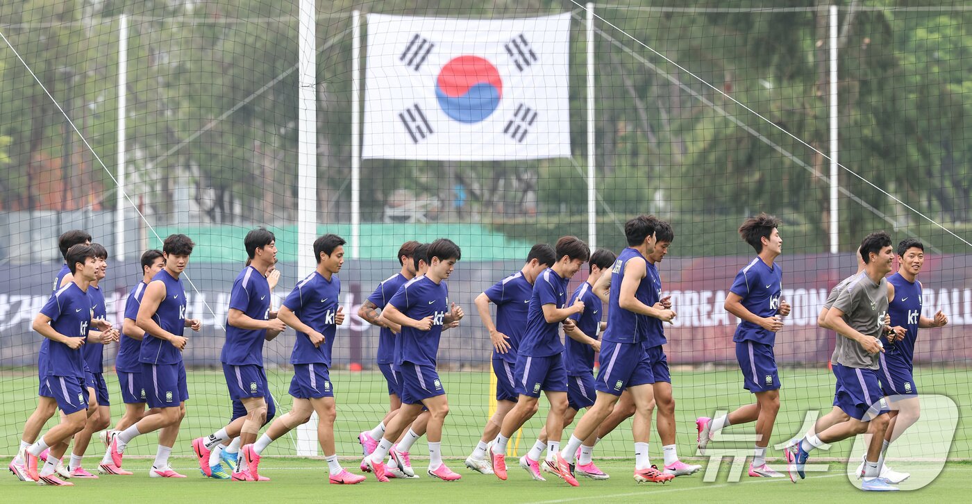 본문 이미지 - 2026 북중미 월드컵에 출전하는 대한민국 축구 국가대표팀 선수들이 8일(현지시간) 멕시코 과달라하라 인근 사포판에 위치한 치바스 바예 베르데에서 훈련을 하고 있다. 2026.6.9 ⓒ 뉴스1 임세영 기자