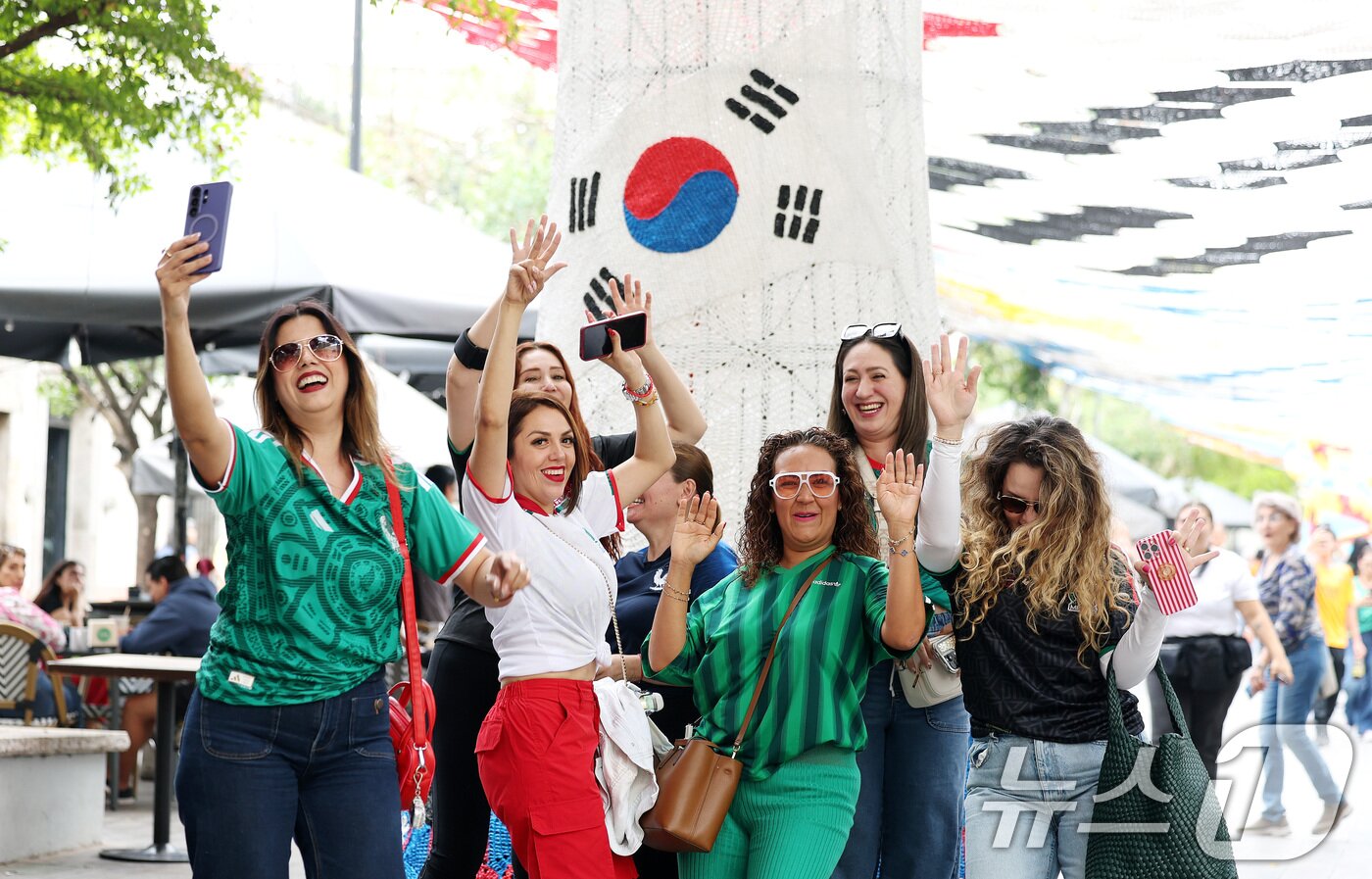 본문 이미지 - 8일(현지시간) 멕시코 과달라하라 사포판 역사 지구 보행자 전용 거리에 설치된 태극기 조형물 앞에서 시민들이 기념촬영을 하고 있다. 이 거리에는 2026 북중미 월드컵 참가국을 상징하는 국기 조형물이 조성돼 있다. 2026.6.9 ⓒ 뉴스1 박지혜 기자