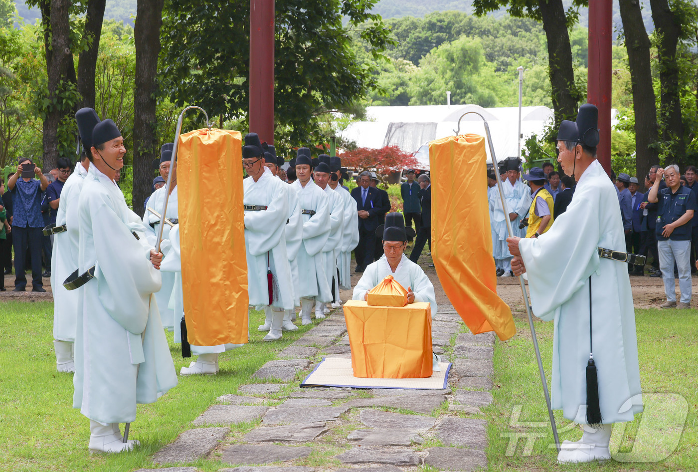 (서울=뉴스1) = 헌릉봉향회 관계자들이 지난 8일 서울 서초구 헌릉에서 태종의 제향을 봉행하고 있다. (서초구 제공. 재판매 및 DB 금지) 2026.6.9/뉴스1