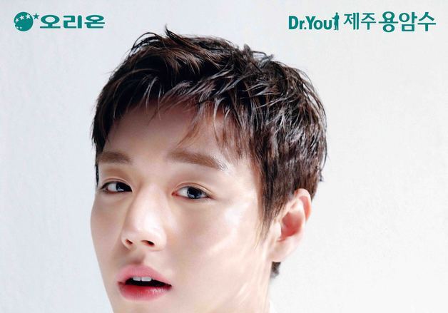 오리온, 배우 박지훈 라벨 담은 '제주용암수 스페셜 에디션' 출시