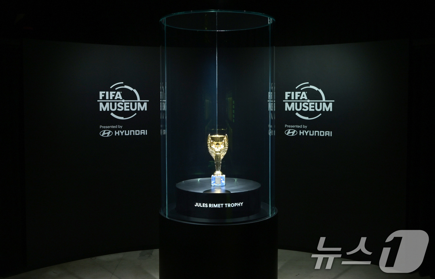 (서울=뉴스1) = 현대자동차는 미국 뉴욕 맨해튼 록펠러 센터에서 FIFA 뮤지엄 개관식을 열고 오는 11일(현지시간)부터 7월 19일까지 ‘FIFA 월드컵 2026™’ 기념 전시 …