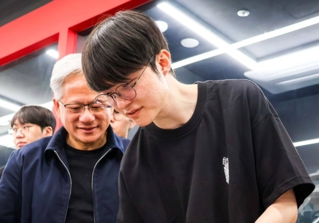 '게임기술 선도자 만나 영광' 페이커 인증샷…팬들 "젠슨 황 성공했네" 유쾌