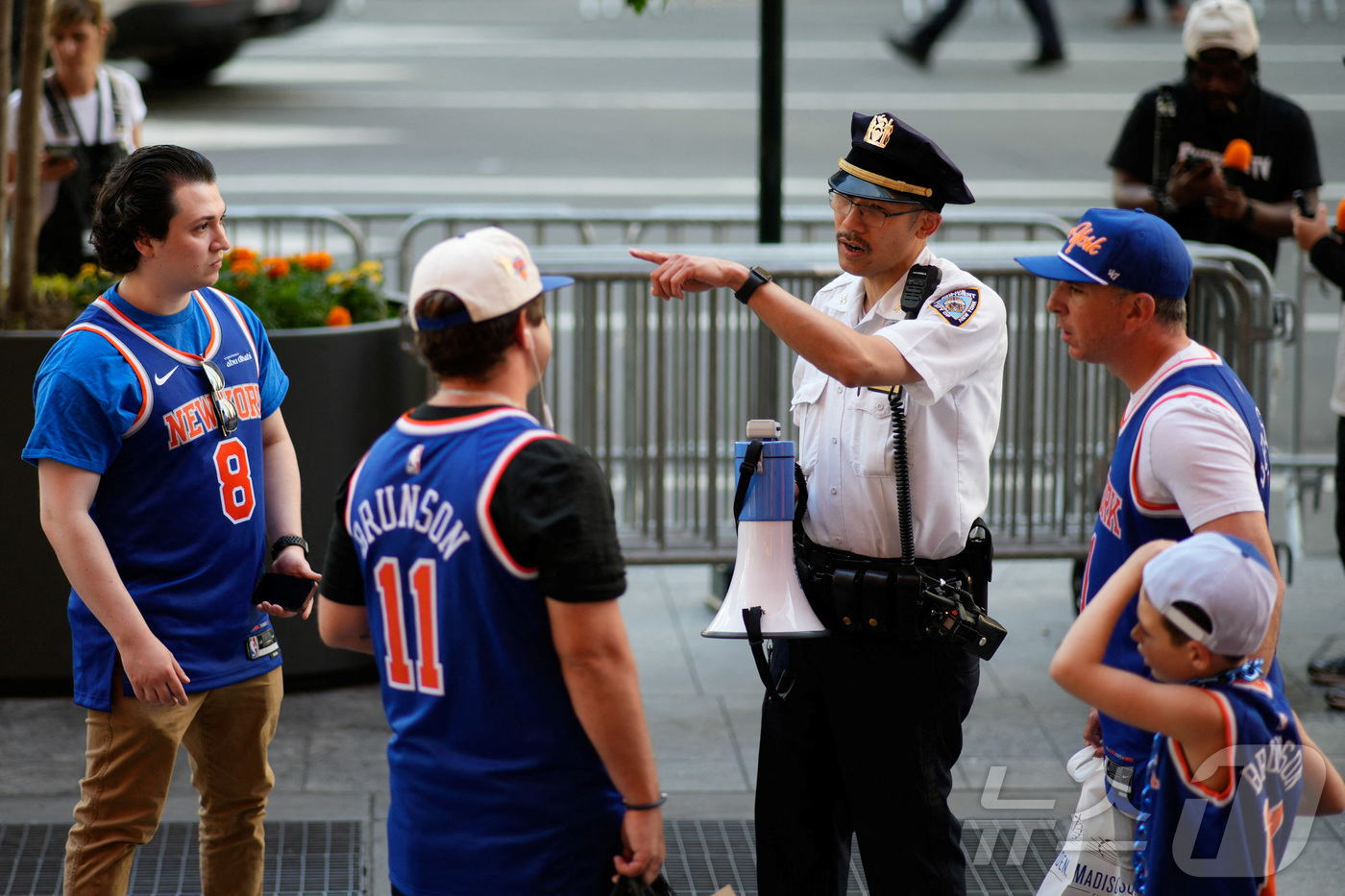 (뉴욕 로이터=뉴스1) 윤다정 기자 = 뉴욕경찰국(NYPD) 경찰관이 8일(현지시간) 미국 뉴욕 매디슨 스퀘어 가든에서 열리는 뉴욕 닉스와 샌안토니오 스퍼스의 NBA 파이널 3차전 …