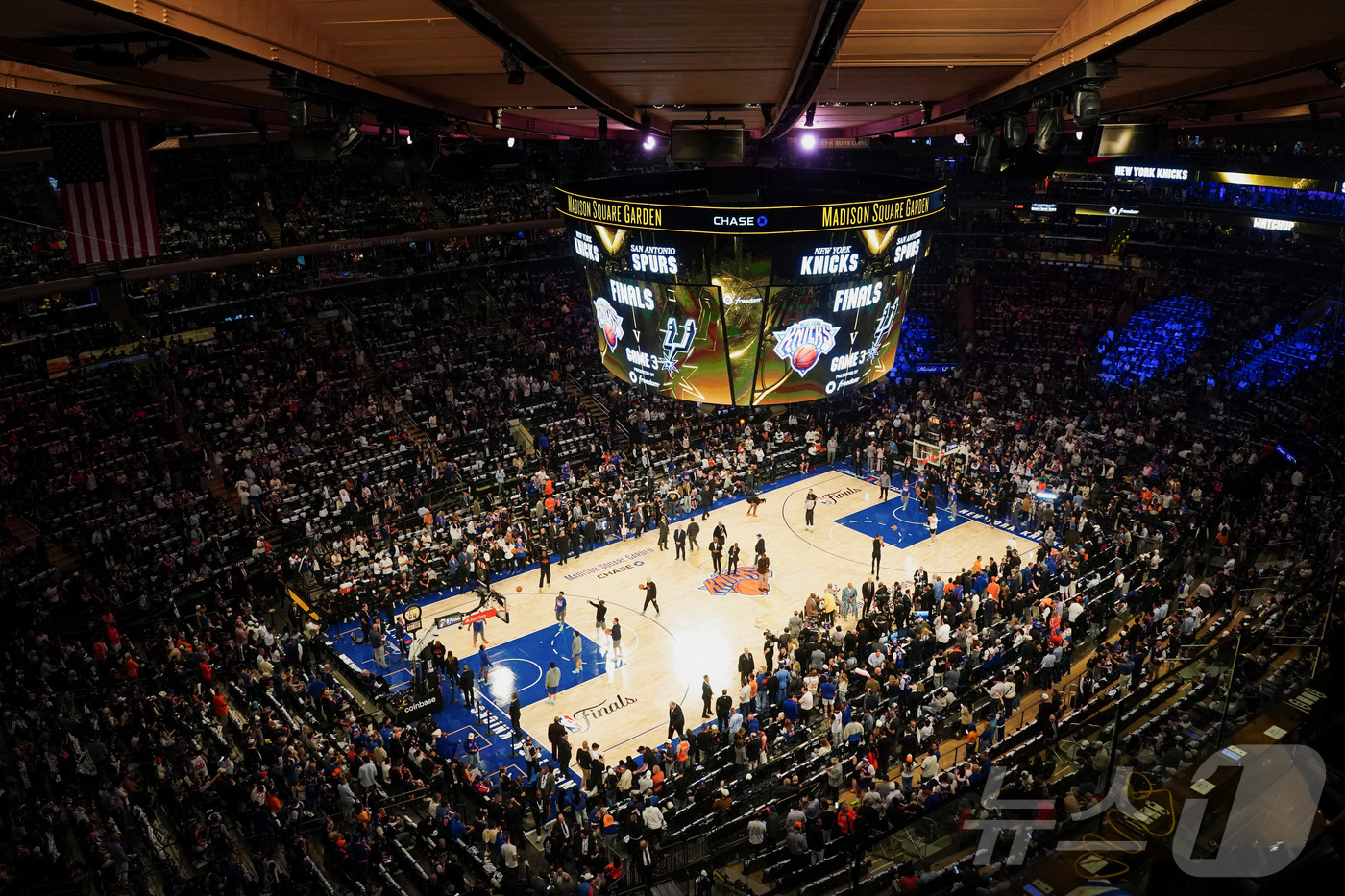 (뉴욕 로이터=뉴스1) 윤다정 기자 = 8일(현지시간) 미국 뉴욕시 매디슨 스퀘어 가든에서 NBA 파이널 3차전을 앞두고 객석이 관중들로 붐비고 있다. 2026.06.08.ⓒ 로이 …