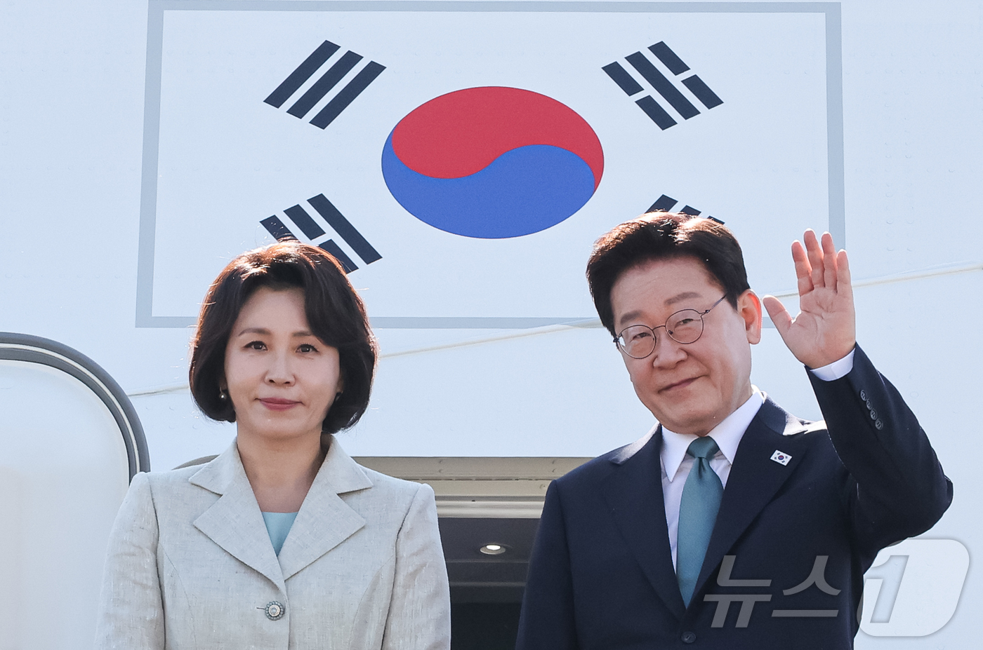 (성남=뉴스1) 허경 기자 = G7 정상회의 참석차 유럽 순방 일정에 나선 이재명 대통령과 김혜경 여사가 9일 경기 성남 서울공항을 통해 출국하며 인사하고 있다. 2026.6.9/ …