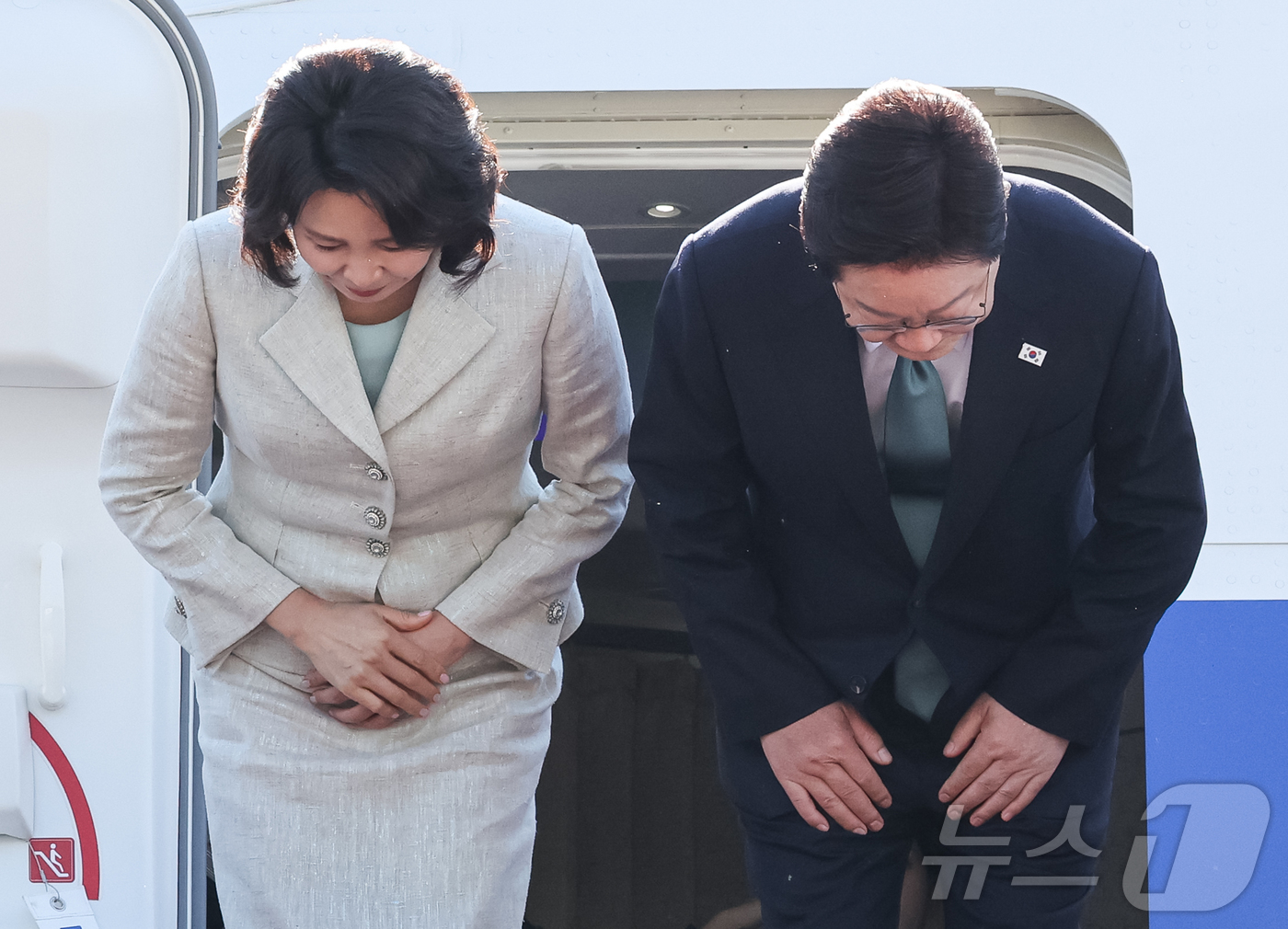 (성남=뉴스1) 허경 기자 = G7 정상회의 참석차 유럽 순방 일정에 나선 이재명 대통령과 김혜경 여사가 9일 경기 성남 서울공항을 통해 출국하며 인사하고 있다. 2026.6.9/ …