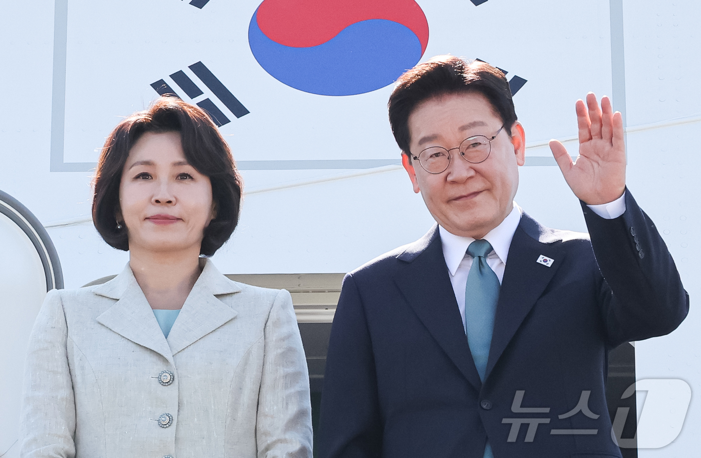 (성남=뉴스1) 허경 기자 = G7 정상회의 참석차 유럽 순방 일정에 나선 이재명 대통령과 김혜경 여사가 9일 경기 성남 서울공항을 통해 출국하며 인사하고 있다. 2026.6.9/ …