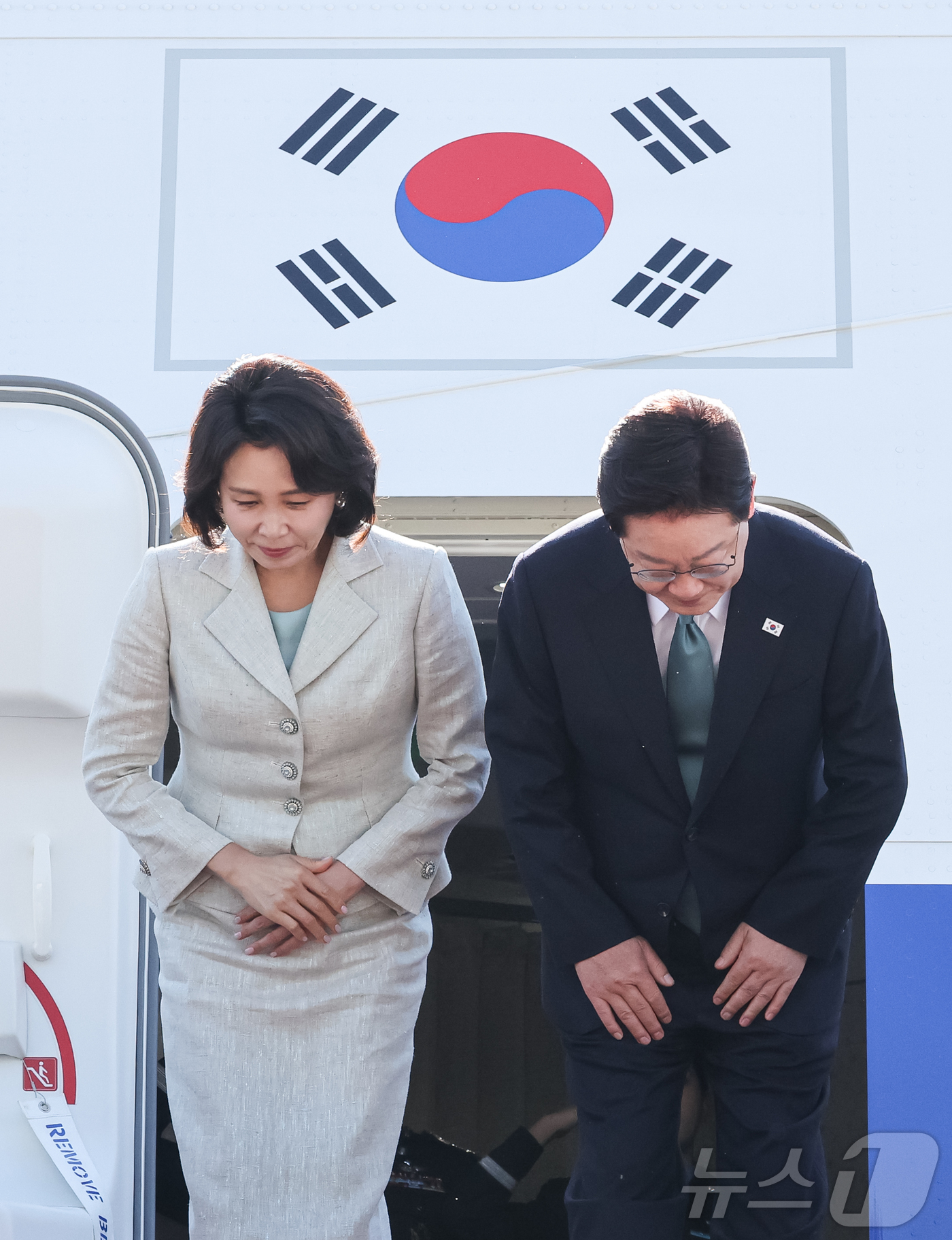 (성남=뉴스1) 허경 기자 = G7 정상회의 참석차 유럽 순방 일정에 나선 이재명 대통령과 김혜경 여사가 9일 경기 성남 서울공항을 통해 출국하며 인사하고 있다. 2026.6.9/ …