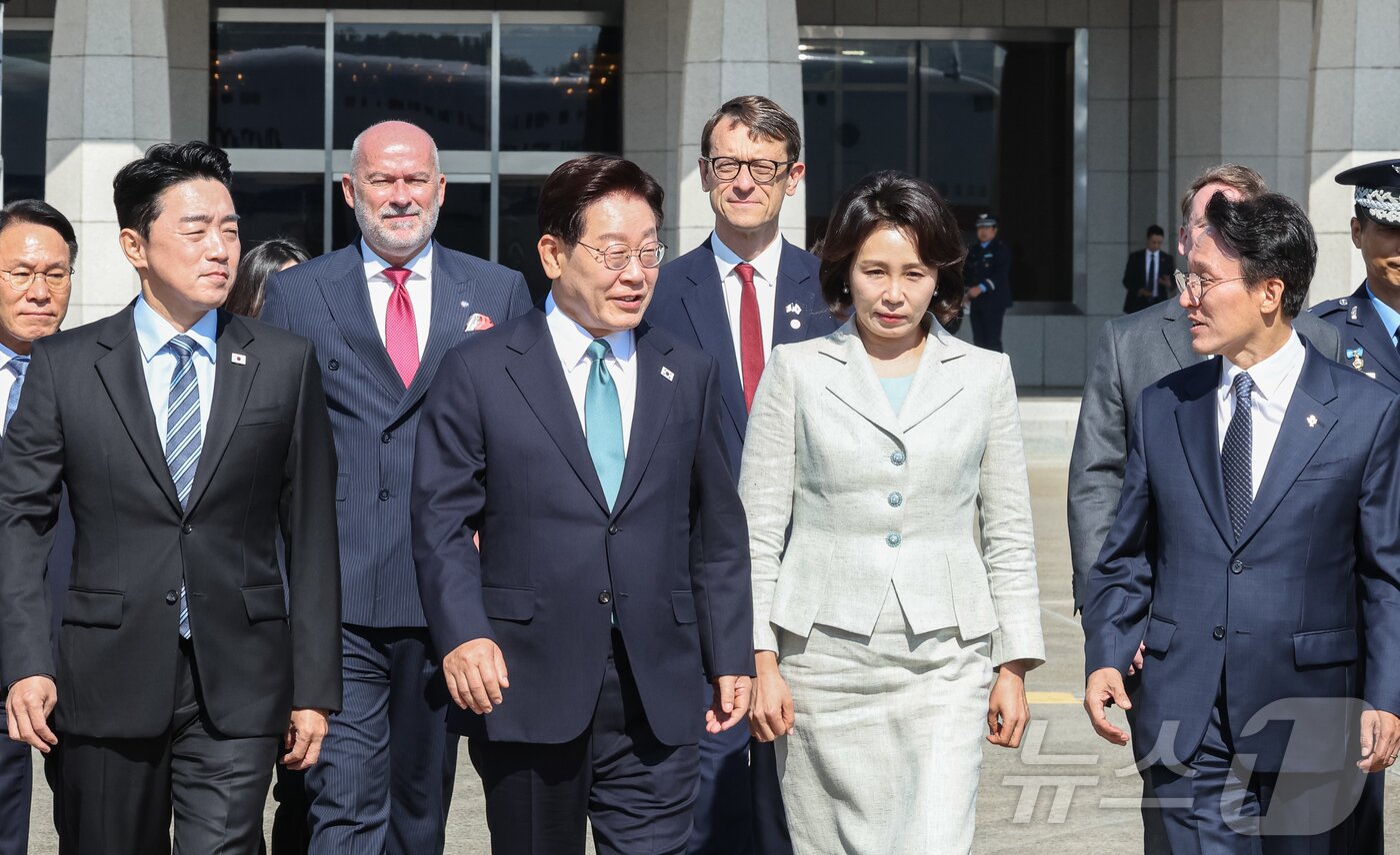 본문 이미지 - G7 정상회의 참석차 유럽 순방 일정에 나선 이재명 대통령이 지난 9일 경기 성남 서울공항에서 공군1호기로 이동하고 있다. 2026.6.9 ⓒ 뉴스1 허경 기자