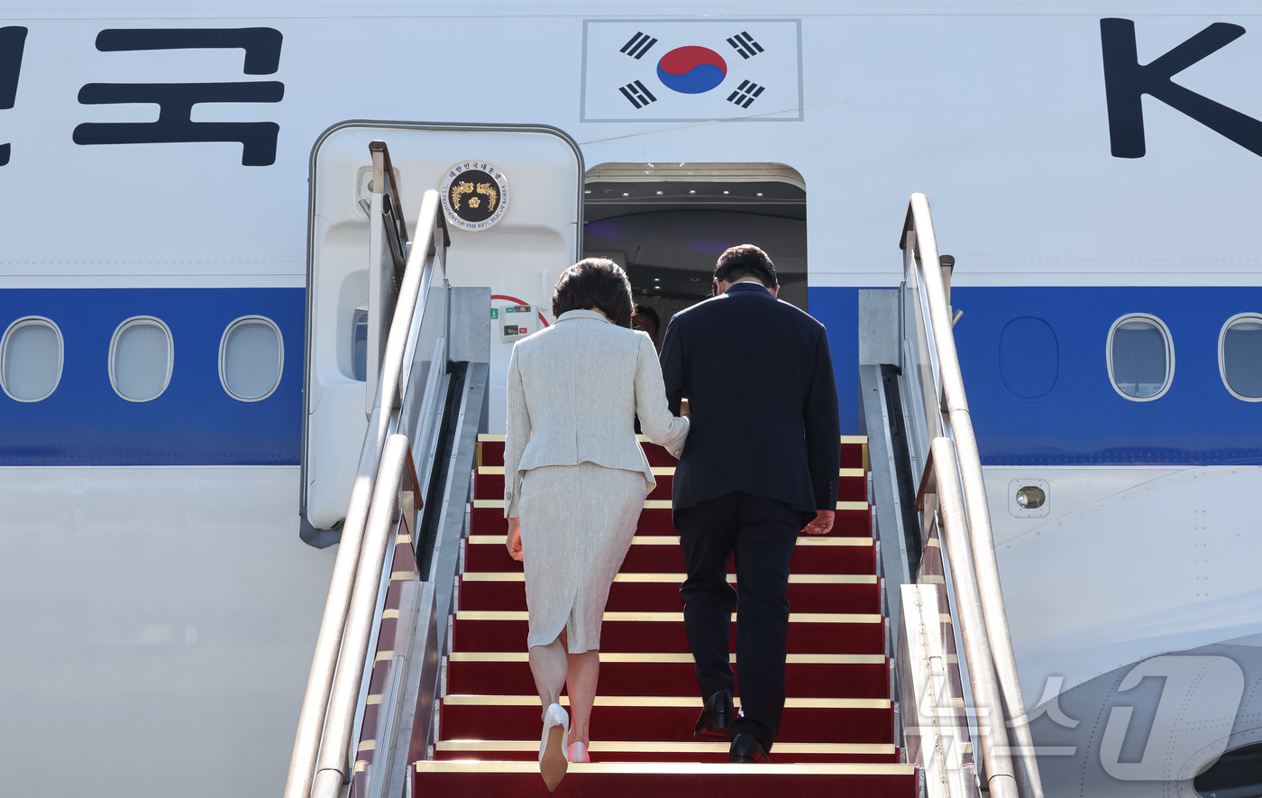 (성남=뉴스1) 허경 기자 = G7 정상회의 참석차 유럽 순방 일정에 나선 이재명 대통령과 김혜경 여사가 9일 경기 성남 서울공항에서 공군1호기로 이동하고 있다. 2026.6.9/ …