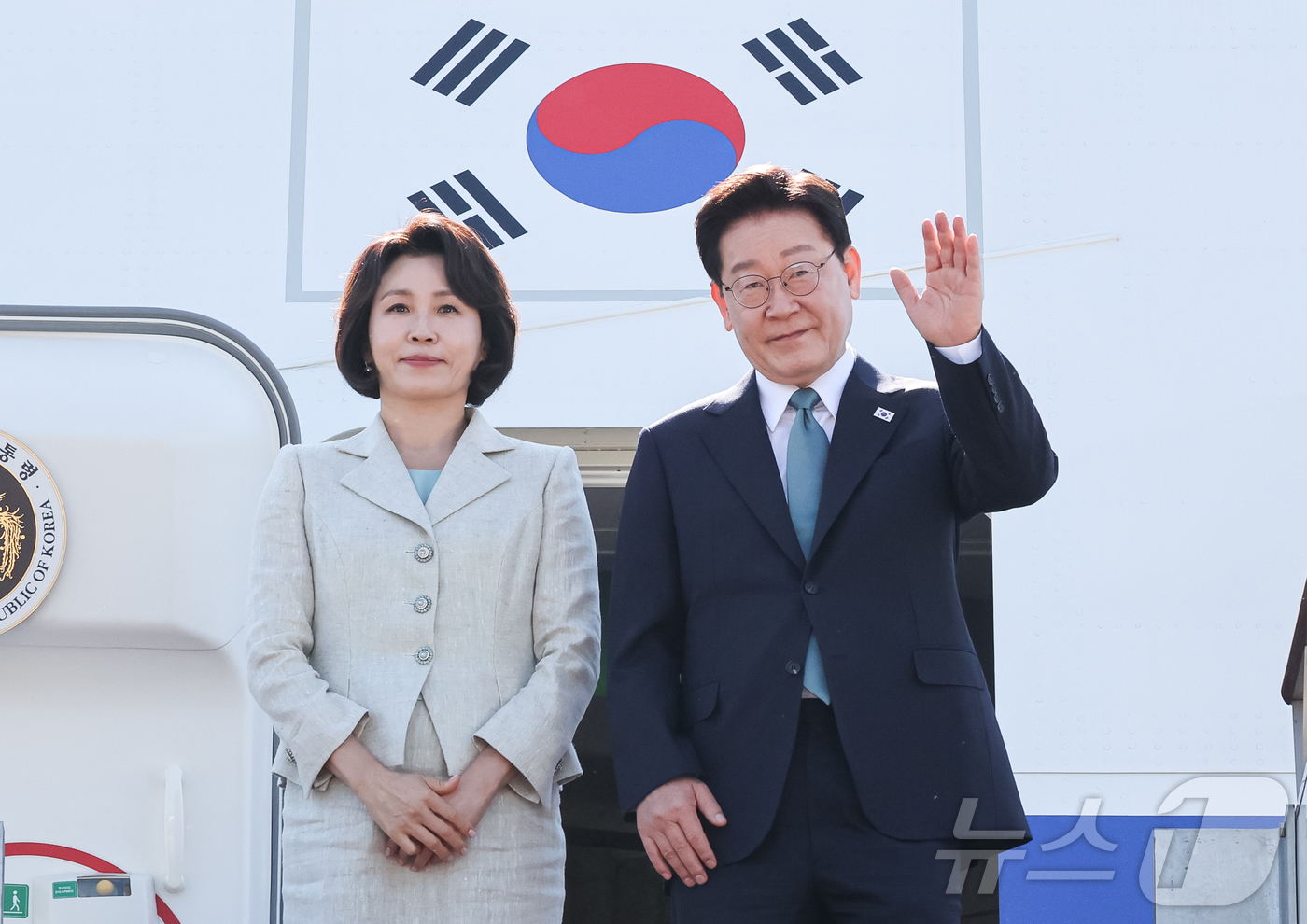 (성남=뉴스1) 허경 기자 = G7 정상회의 참석차 유럽 순방 일정에 나선 이재명 대통령과 김혜경 여사가 9일 경기 성남 서울공항을 통해 출국하며 인사하고 있다. 2026.6.9/ …