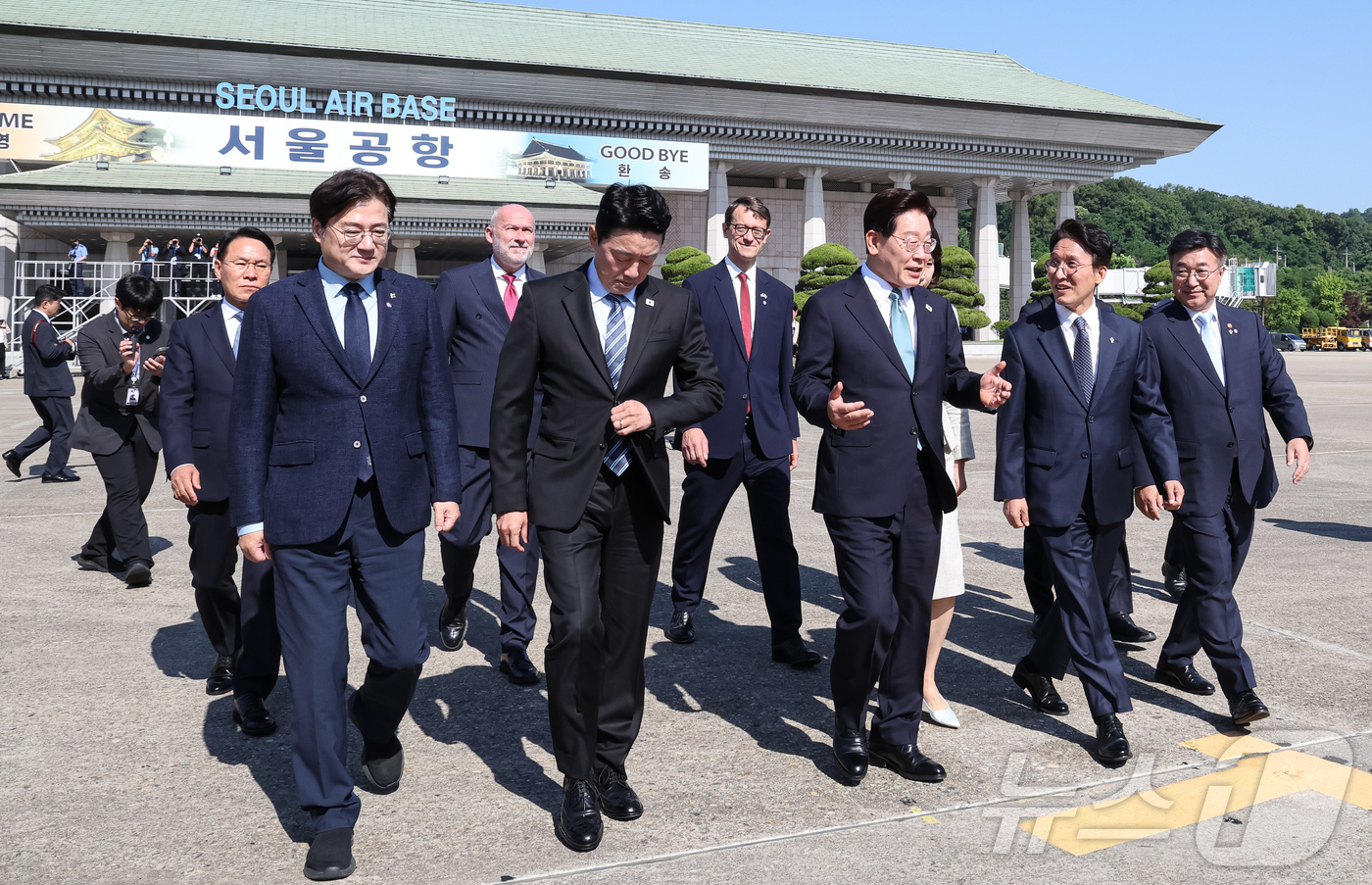 (성남=뉴스1) 허경 기자 = G7 정상회의 참석차 유럽 순방 일정에 나선 이재명 대통령과 김혜경 여사가 9일 경기 성남 서울공항에서 공군1호기로 이동하고 있다. 2026.6.9/ …