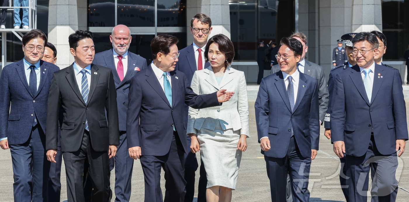 (성남=뉴스1) 허경 기자 = G7 정상회의 참석차 유럽 순방 일정에 나선 이재명 대통령과 김혜경 여사가 9일 경기 성남 서울공항에서 공군1호기로 이동하고 있다. 2026.6.9/ …