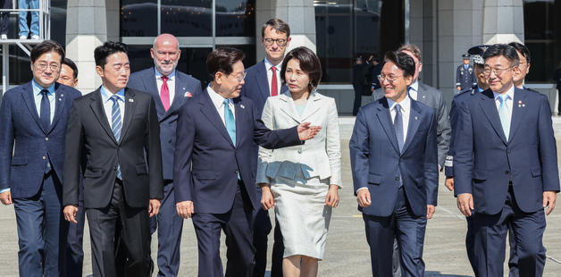 공군1호기 향하는 이재명 대통령