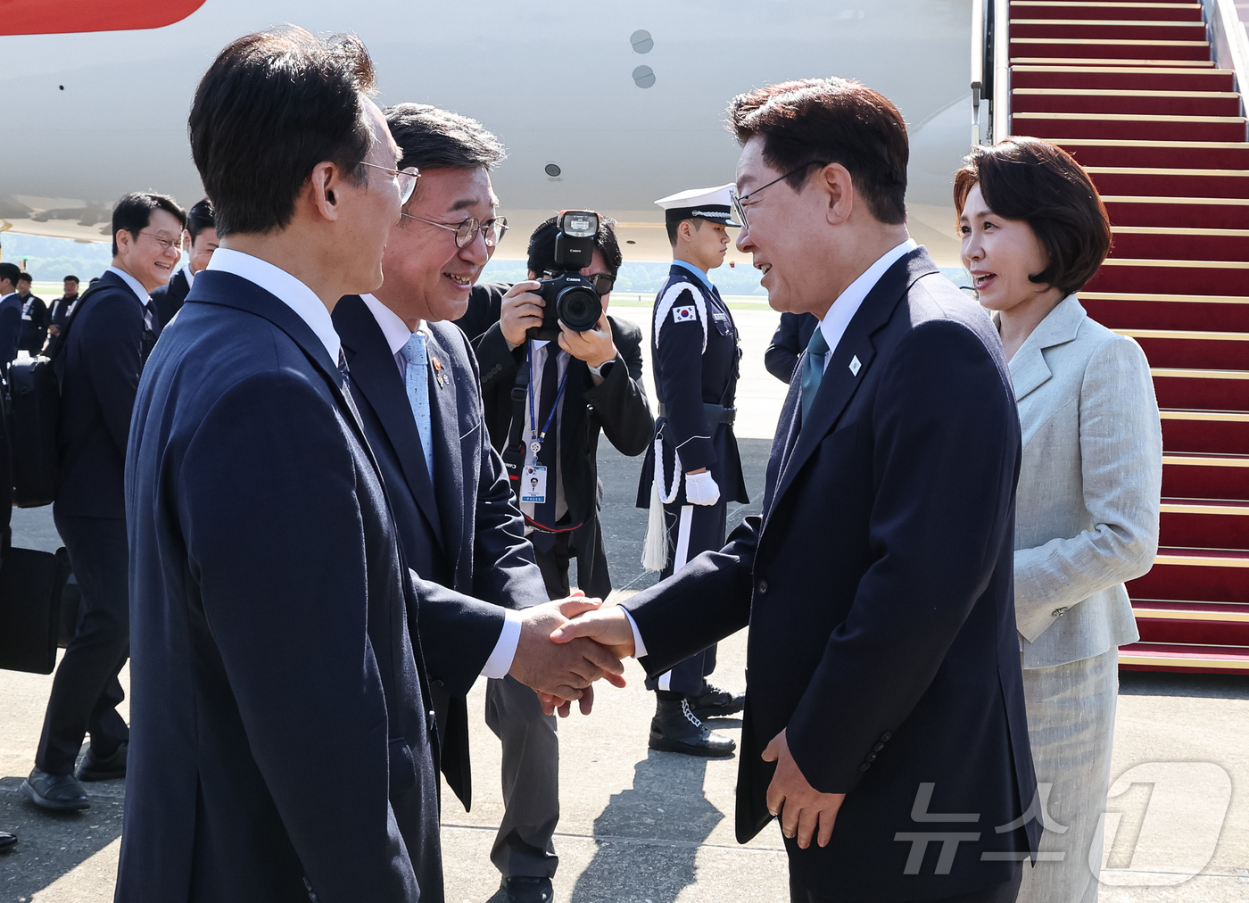 (성남=뉴스1) 허경 기자 = G7 정상회의 참석차 유럽 순방 일정에 나선 이재명 대통령이 9일 경기 성남 서울공항에서 윤호중 행정안전부 장관과 인사하고 있다. 2026.6.9/뉴 …