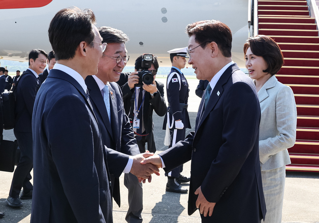 李대통령 출국 행사에 정청래 빠졌다…靑 "환송 인원 최소화"