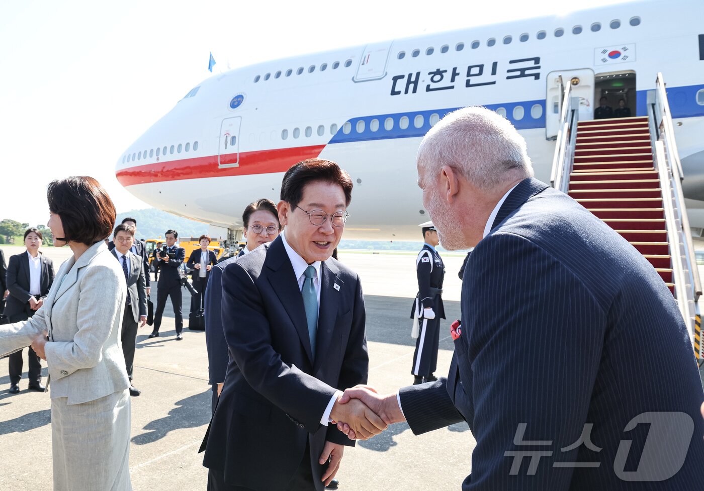 본문 이미지 - G7 정상회의 참석차 유럽 순방 일정에 나선 이재명 대통령이 9일 경기 성남 서울공항을 통해 출국하며 환송객들과 인사하고 있다. 2026.6.9 ⓒ 뉴스1 허경 기자