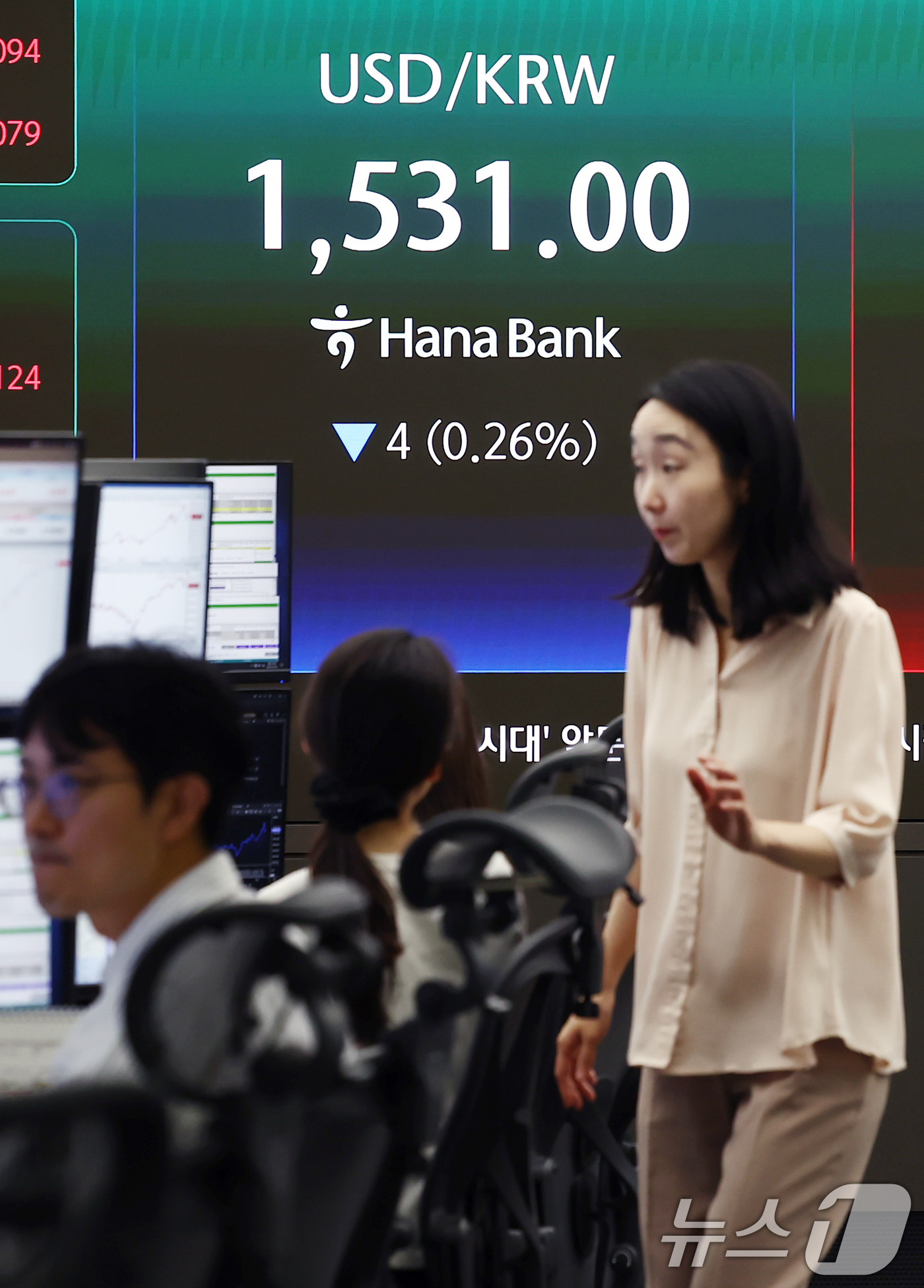 (서울=뉴스1) 김민지 기자 = 코스피가 전 거래일(7484.41)보다 213.35포인트(2.85%) 오른 7697.76에 개장한 9일 오전 서울 중구 하나은행 딜링룸 전광판에 환 …