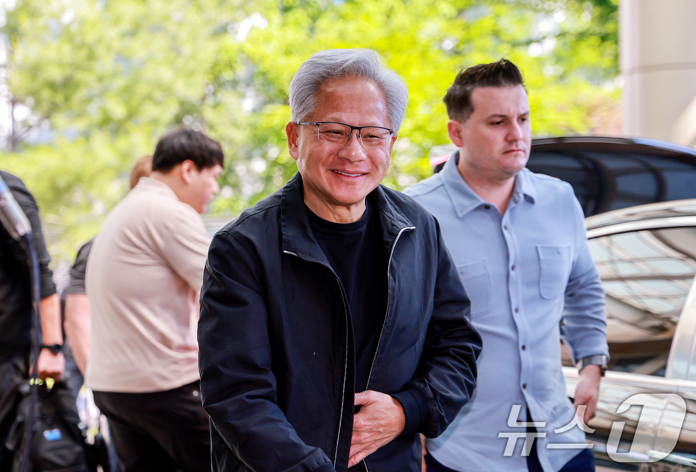 (서울=뉴스1) 이호윤 기자 = 젠슨 황 엔비디아 최고경영자(CEO)가 9일 서울 강서구 서울김포비즈니스항공센터(SGBAC)를 통해 출국하고 있다.젠슨 황은 지난 5일 입국해 국내 …