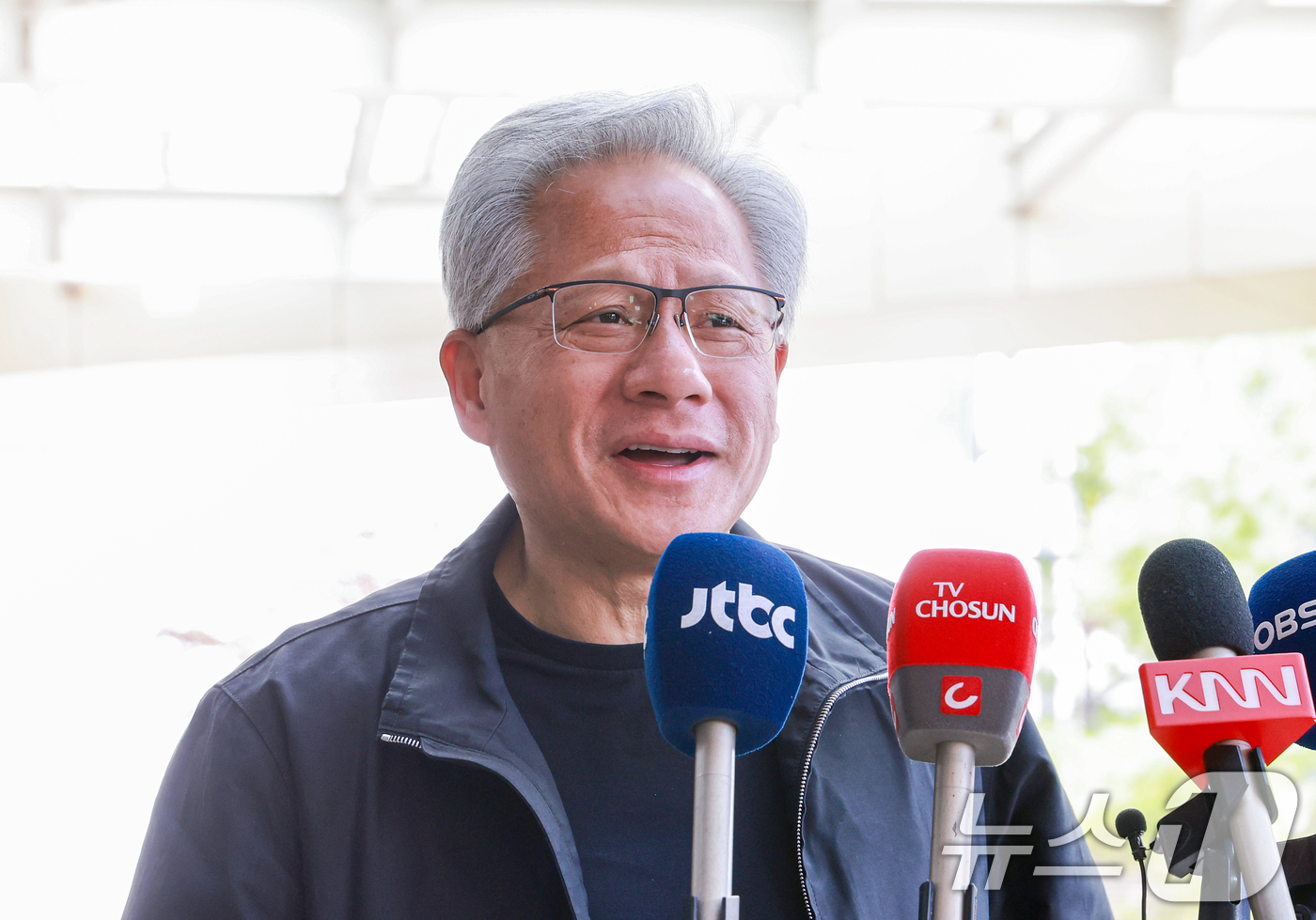 (서울=뉴스1) 이호윤 기자 = 젠슨 황 엔비디아 최고경영자(CEO)가 9일 서울 강서구 서울김포비즈니스항공센터(SGBAC)를 통해 출국 전 취재진의 질문에 답하고 있다.젠슨 황은 …