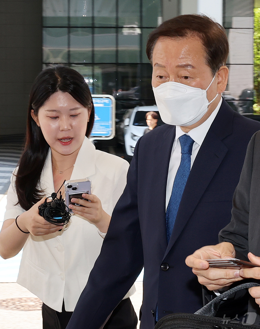 (서울=뉴스1) 김진환 기자 = 국회증언감정법 위반(위증) 혐의를 받는 류희림 전 방송통신심의위원회(방심위) 위원장이 9일 오전 서울 양천구 서울남부지법에서 열린 첫 공판기일에 출 …