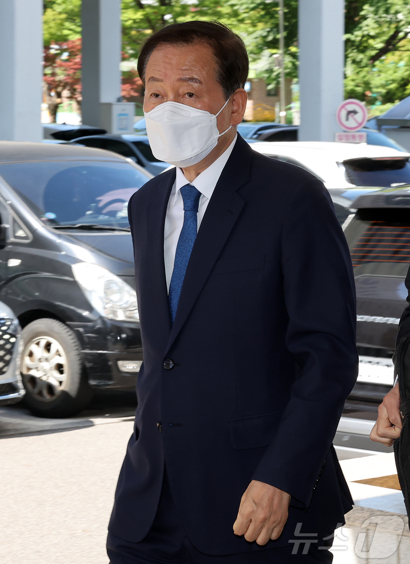 (서울=뉴스1) 김진환 기자 = 국회증언감정법 위반(위증) 혐의를 받는 류희림 전 방송통신심의위원회(방심위) 위원장이 9일 오전 서울 양천구 서울남부지법에서 열린 첫 공판기일에 출 …