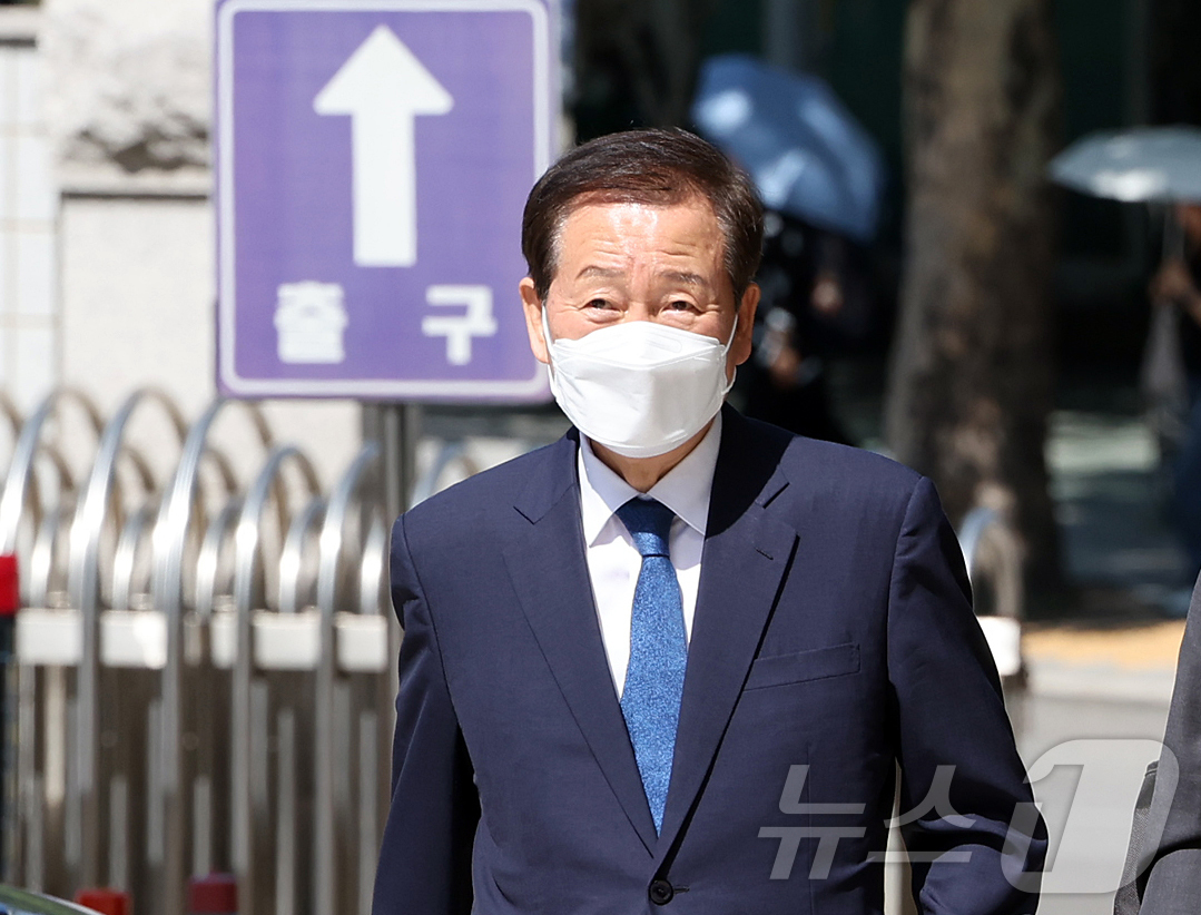 (서울=뉴스1) 김진환 기자 = 국회증언감정법 위반(위증) 혐의를 받는 류희림 전 방송통신심의위원회(방심위) 위원장이 9일 오전 서울 양천구 서울남부지법에서 열린 첫 공판기일에 출 …