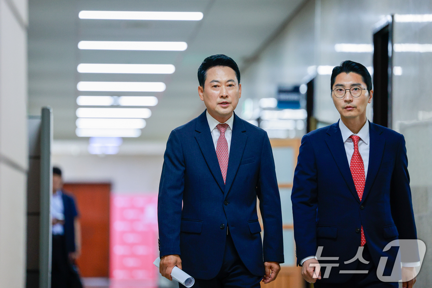 (서울=뉴스1) 안은나 기자 = 장동혁 국민의힘 대표가 9일 오전 서울 여의도 국회에서 현안 관련 기자회견을 하기 위해 입장하며 박준태 비서실장과 대화하고 있다. 2026.6.9/ …