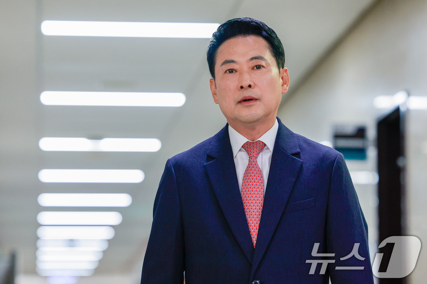 (서울=뉴스1) 안은나 기자 = 장동혁 국민의힘 대표가 9일 오전 서울 여의도 국회에서 현안 관련 기자회견을 하기 위해 입장하고 있다. 2026.6.9/뉴스1