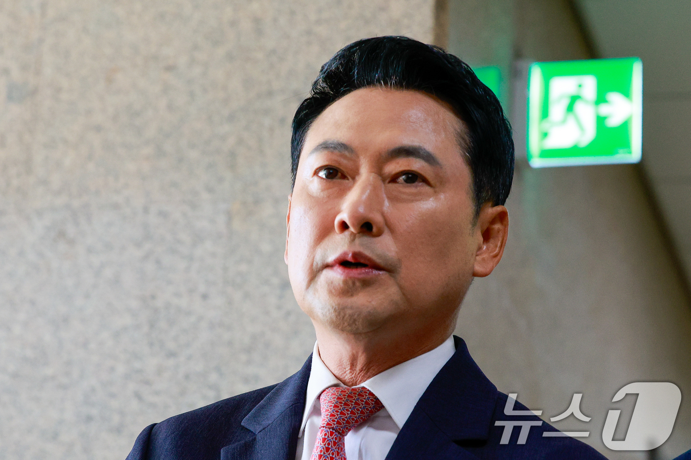(서울=뉴스1) 안은나 기자 = 장동혁 국민의힘 대표가 9일 오전 서울 여의도 국회에서 현안 관련 기자회견을 하기 위해 입장하고 있다. 2026.6.9/뉴스1